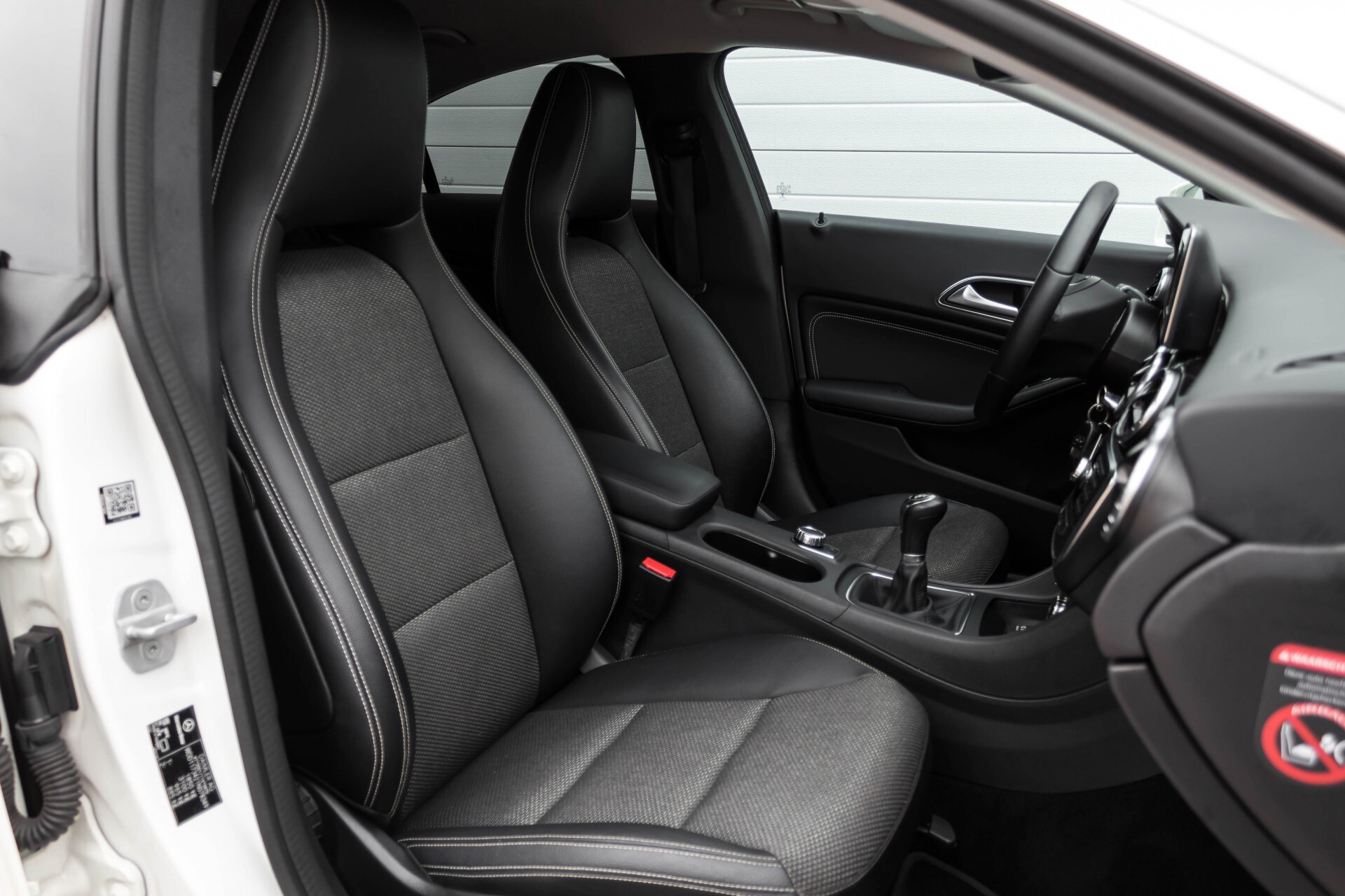 Mercedes-Benz CLA-Klasse 180 BE Xenon/Parctronic/Standkachel/Navi Foto 3