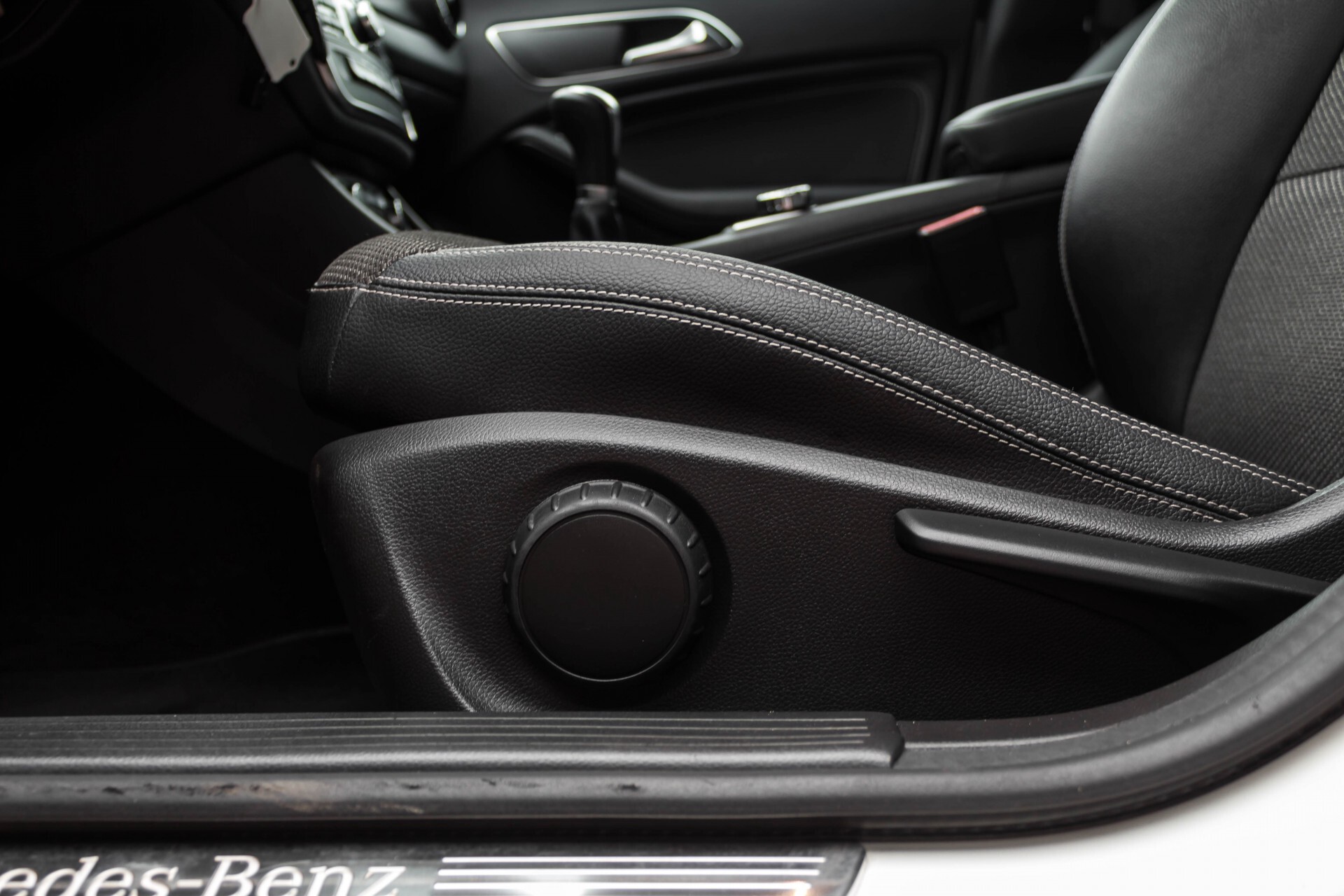 Mercedes-Benz CLA-Klasse 180 BE Xenon/Parctronic/Standkachel/Navi Foto 32