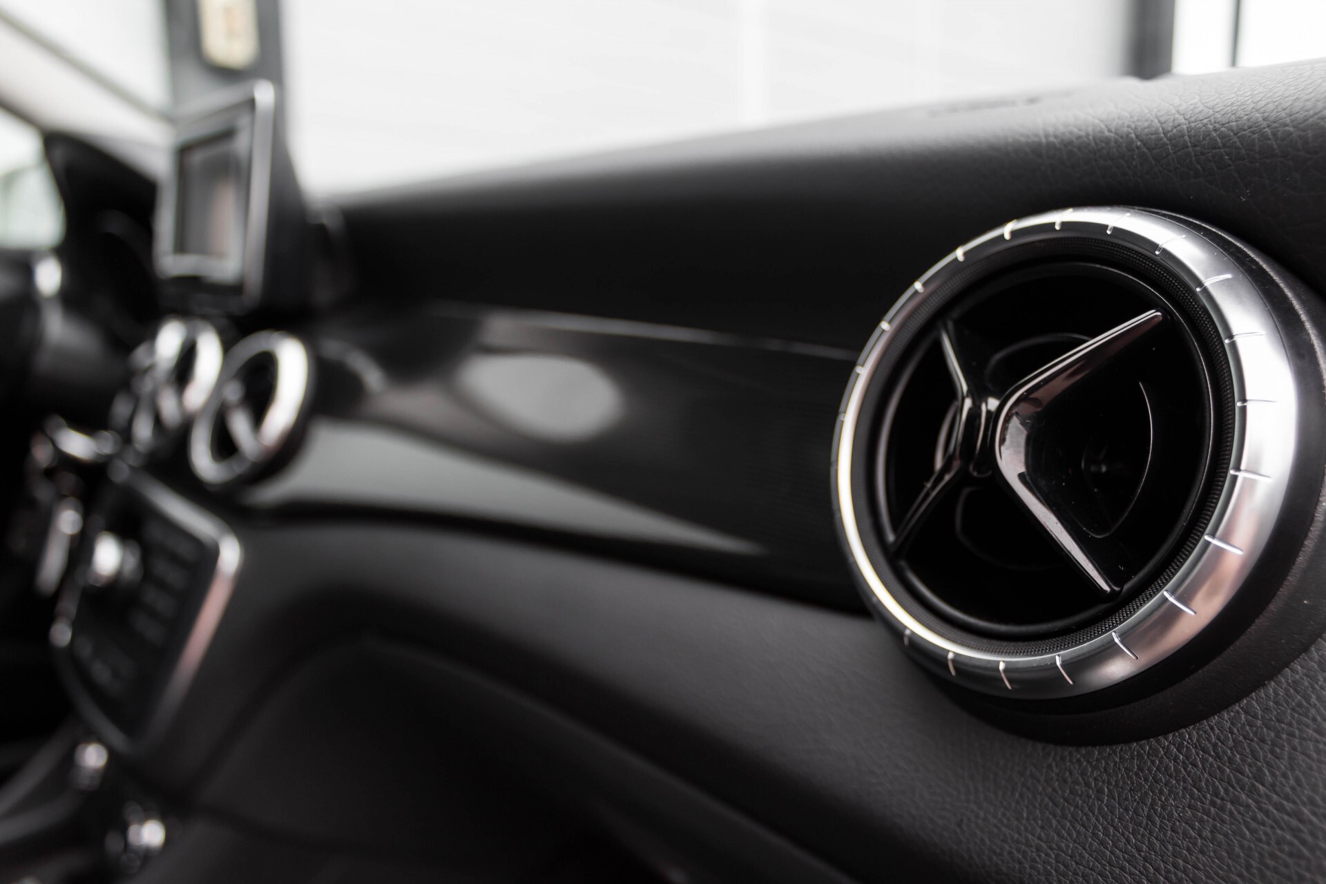 Mercedes-Benz CLA-Klasse 180 BE Xenon/Parctronic/Standkachel/Navi Foto 37