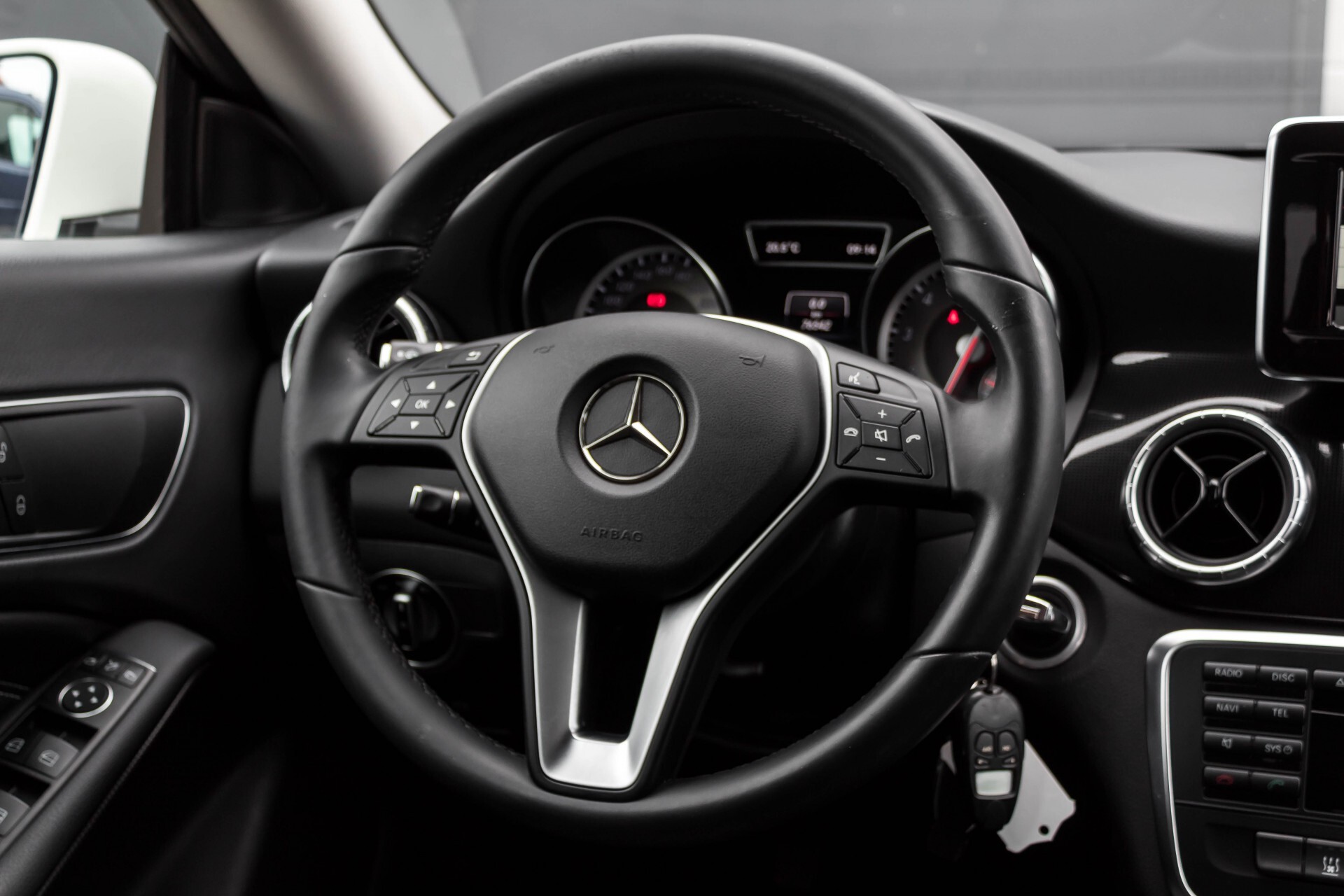 Mercedes-Benz CLA-Klasse 180 BE Xenon/Parctronic/Standkachel/Navi Foto 8