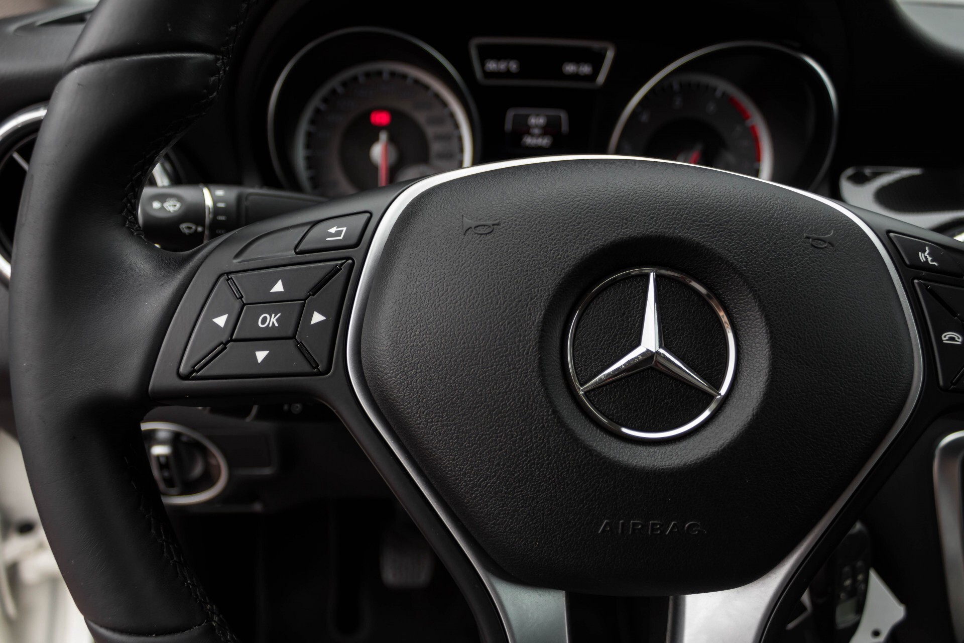 Mercedes-Benz CLA-Klasse 180 BE Xenon/Parctronic/Standkachel/Navi Foto 9