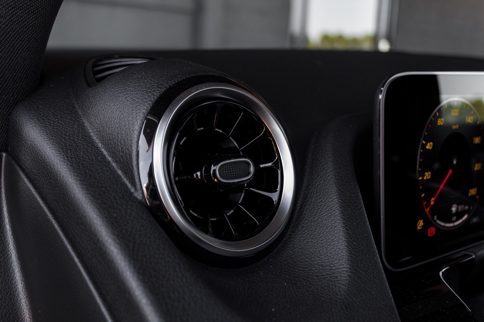 Mercedes-Benz B-Klasse 180d AMG Widescreen/M-bux/LED/19" Aut7 Foto 25