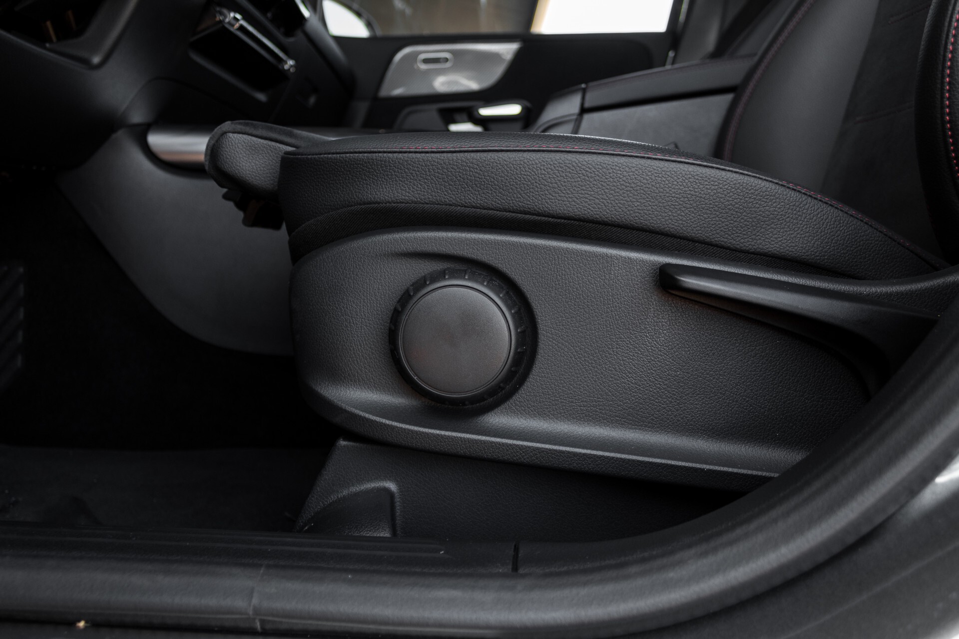 Mercedes-Benz B-Klasse 180d AMG Widescreen/M-bux/LED/19" Aut7 Foto 33