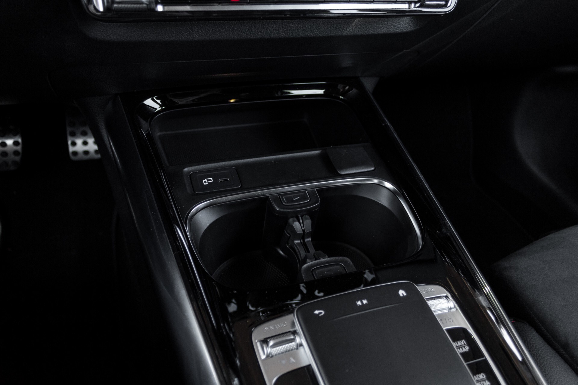 Mercedes-Benz B-Klasse 180d AMG Widescreen/M-bux/LED/19" Aut7 Foto 38