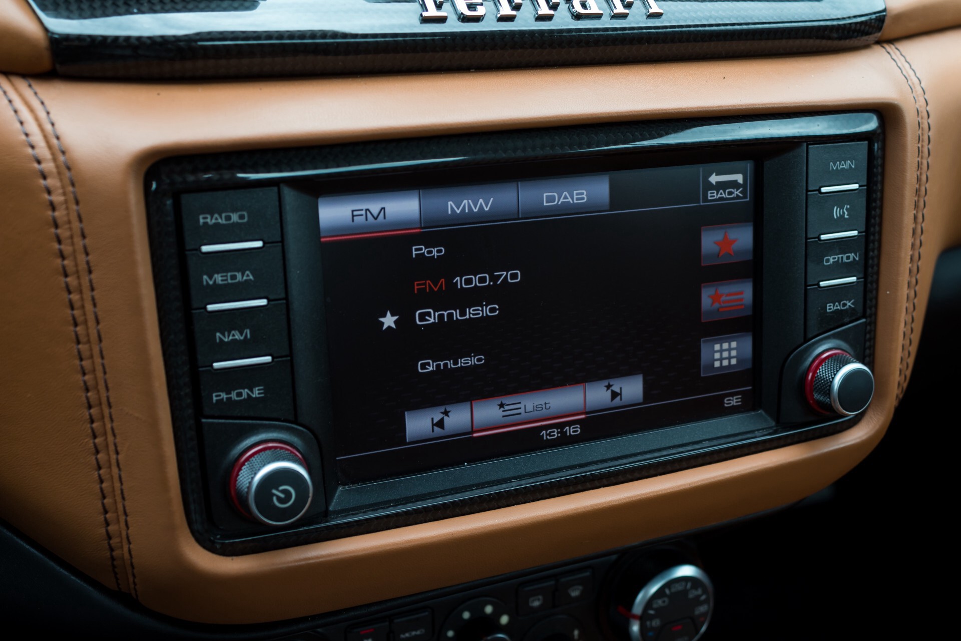 Ferrari California 3.9 T Full Carbon Nieuwprijs: €284081 Foto 18