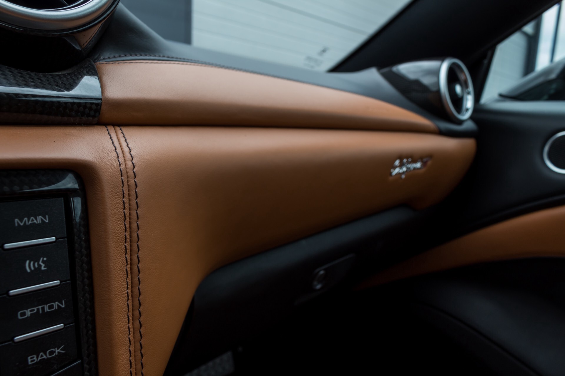 Ferrari California 3.9 T Full Carbon Nieuwprijs: €284081 Foto 25