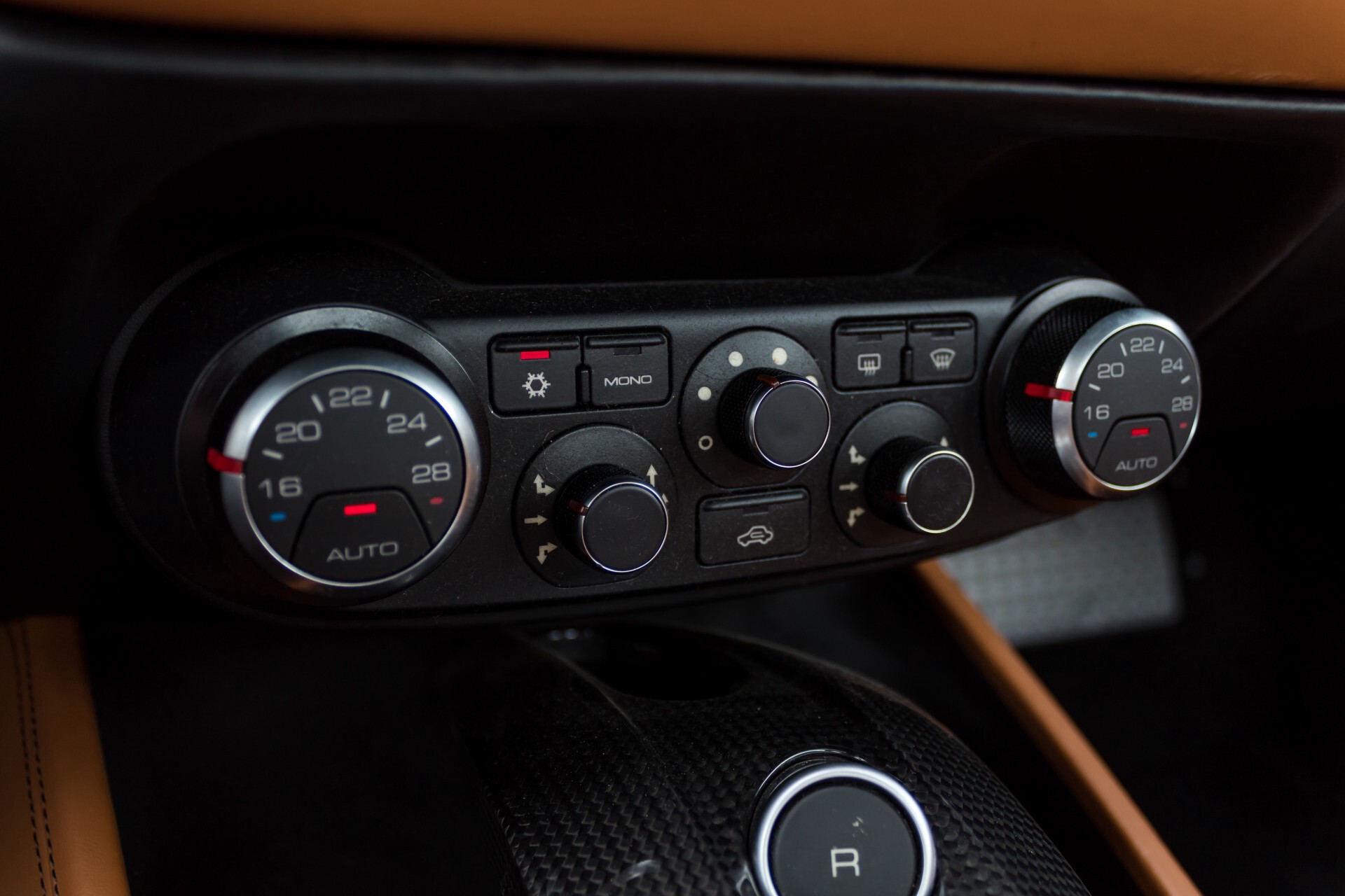 Ferrari California 3.9 T Full Carbon Nieuwprijs: €284081 Foto 28