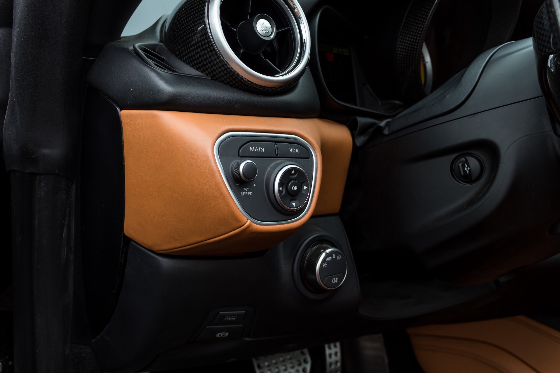 Ferrari California 3.9 T Full Carbon Nieuwprijs: €284081 Foto 40