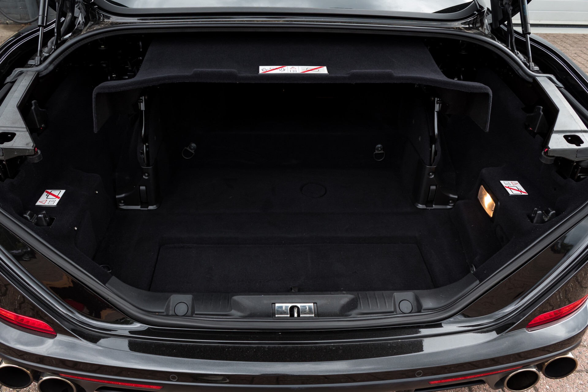 Ferrari California 3.9 T Full Carbon Nieuwprijs: €284081 Foto 50