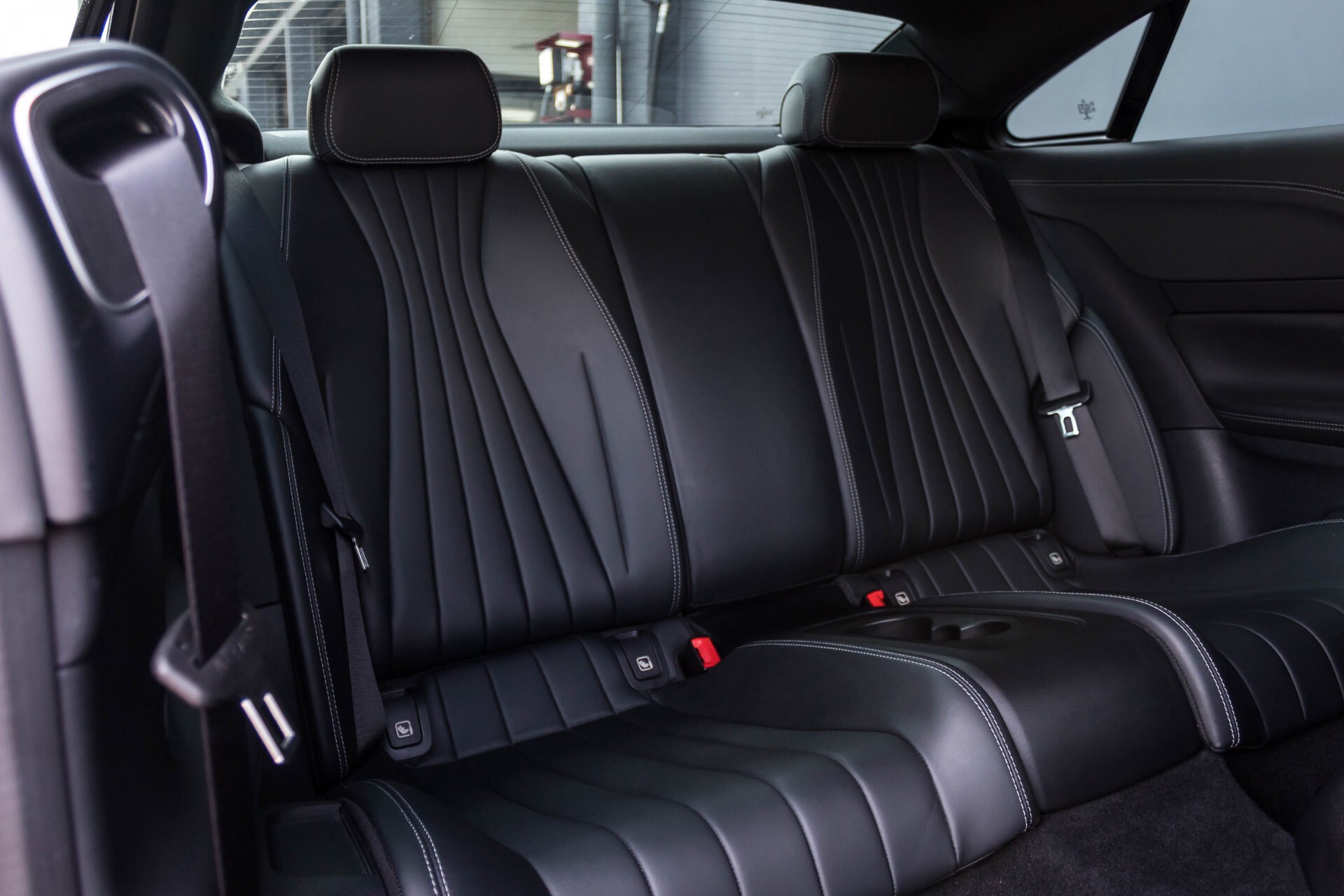 Mercedes-Benz E-Klasse Coupé 300 AMG Luchtvering/Distronic/Keyless/Designo/Burmester/Stoelkoeling Aut7 Foto 4