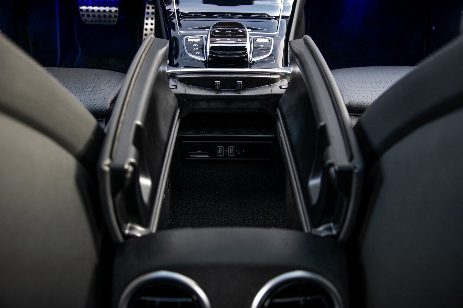 Mercedes-Benz C-Klasse Estate 220 d AMG Panorama/Assistentiepakket/Wegkl-trekhaak/DAB/Ambient/Leer/MULTIBEAM Aut9 Foto 46