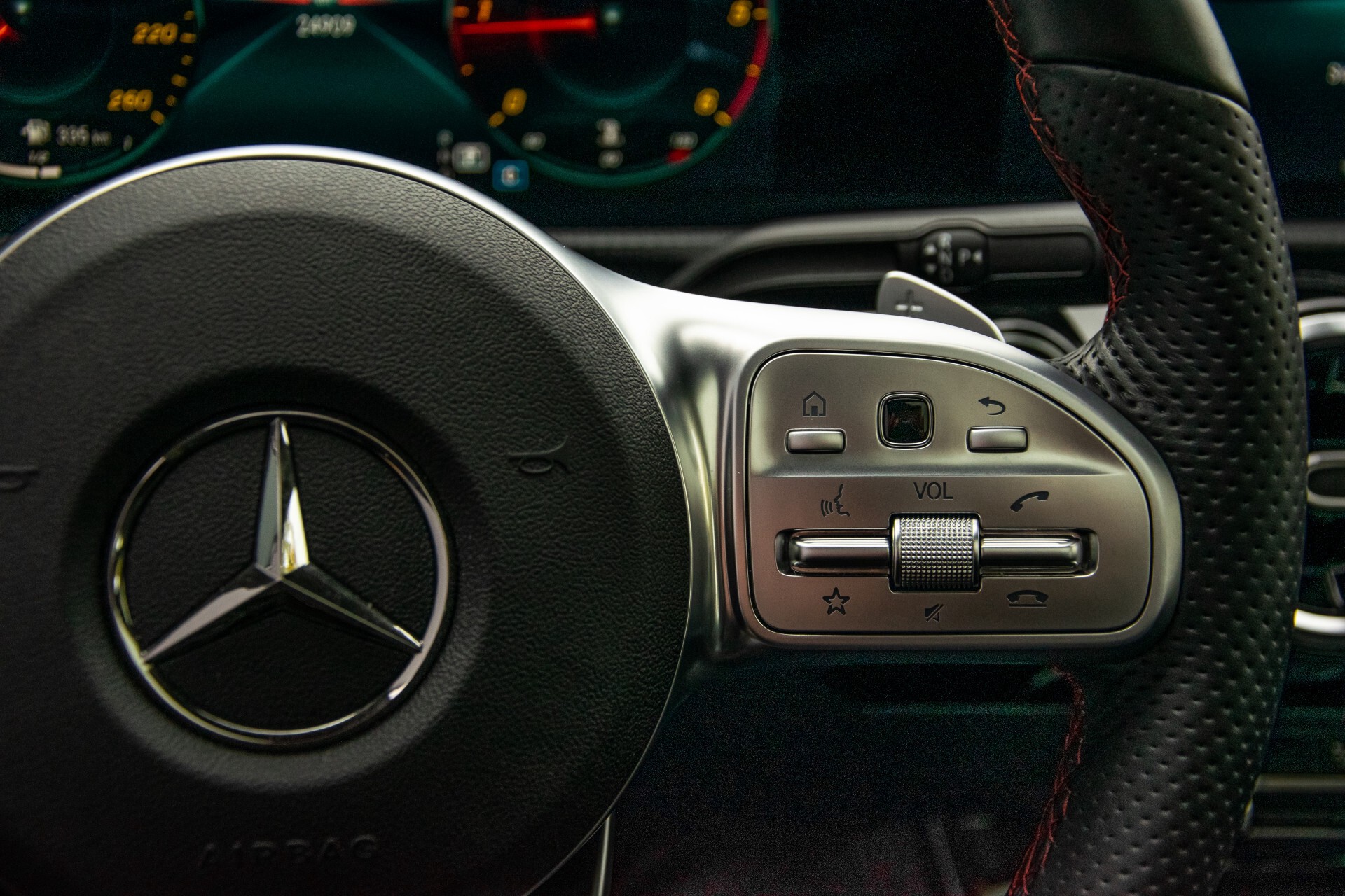 Mercedes-Benz A-Klasse 180 d AMG Panorama/MBUX/DAB/LED Aut7 Foto 15