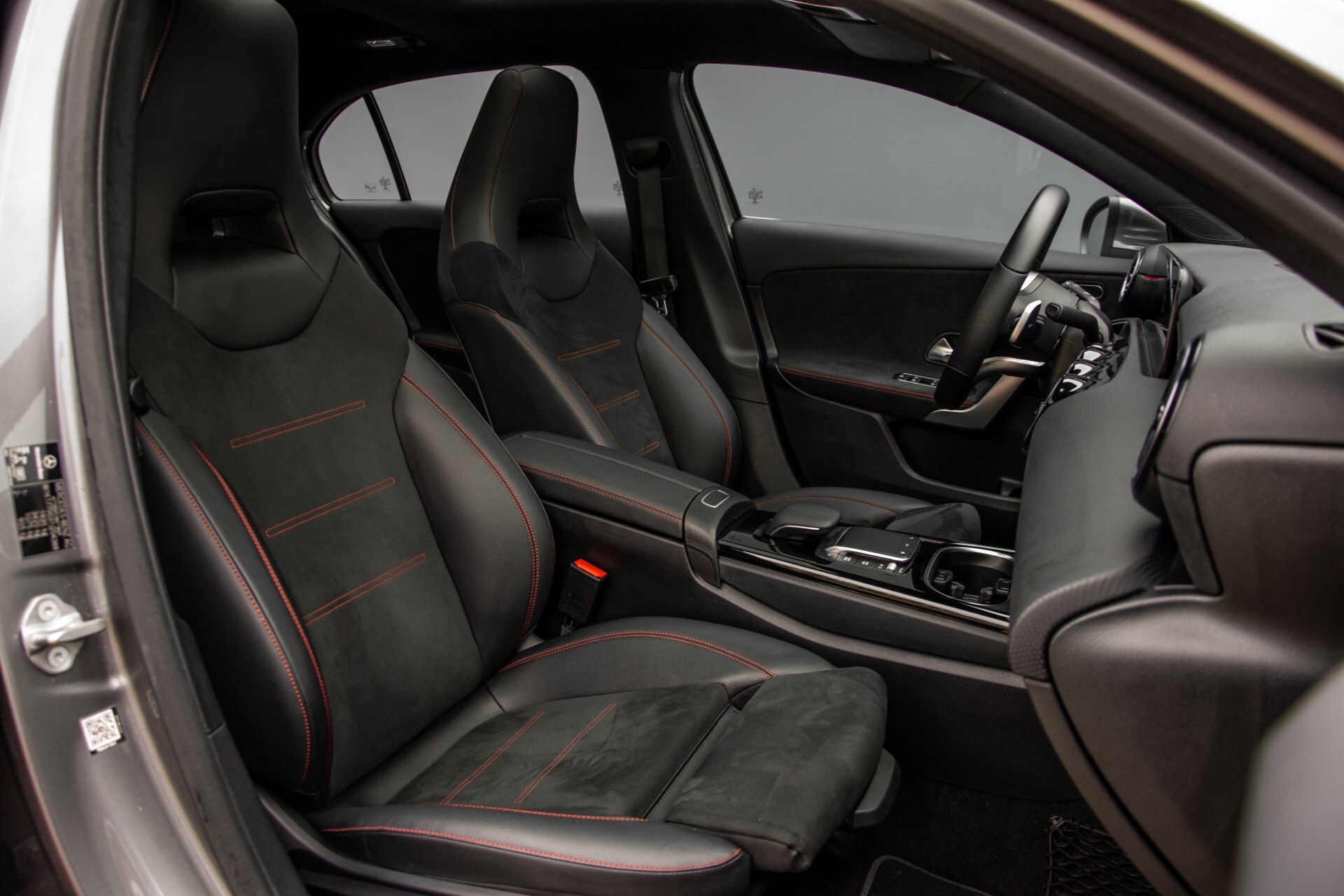 Mercedes-Benz A-Klasse 180 d AMG Panorama/MBUX/DAB/LED Aut7 Foto 3