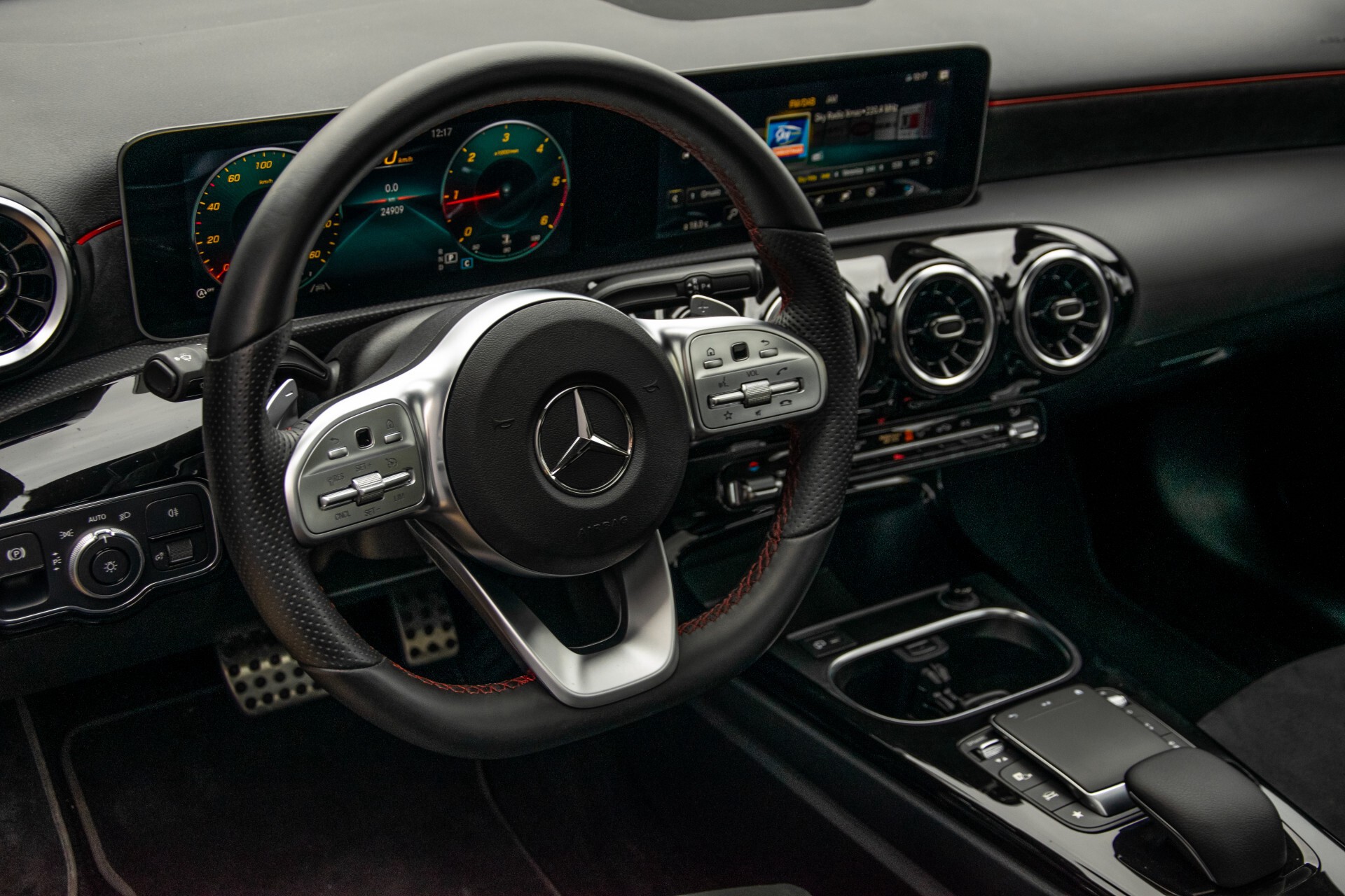 Mercedes-Benz A-Klasse 180 d AMG Panorama/MBUX/DAB/LED Aut7 Foto 37