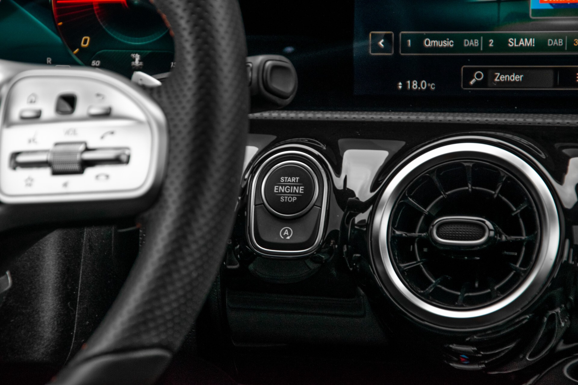 Mercedes-Benz A-Klasse 180 d AMG Panorama/MBUX/DAB/LED Aut7 Foto 40