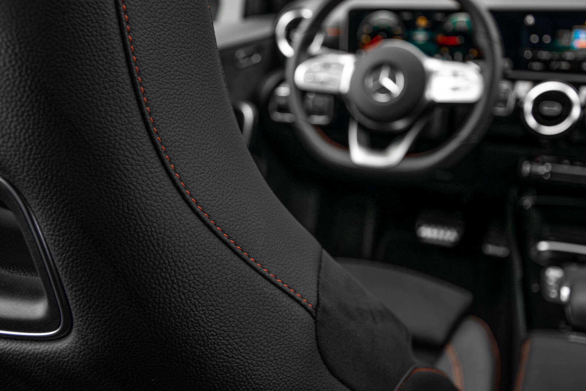 Mercedes-Benz A-Klasse 180 d AMG Panorama/MBUX/DAB/LED Aut7 Foto 45