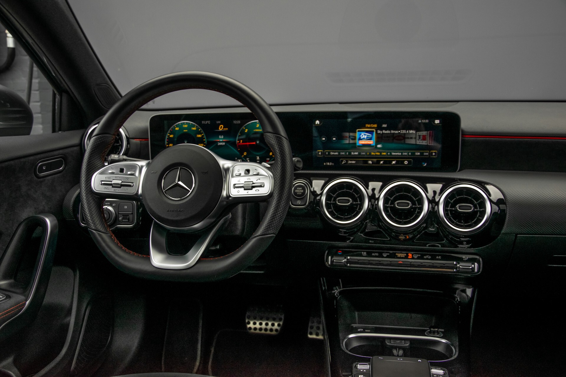 Mercedes-Benz A-Klasse 180 d AMG Panorama/MBUX/DAB/LED Aut7 Foto 6