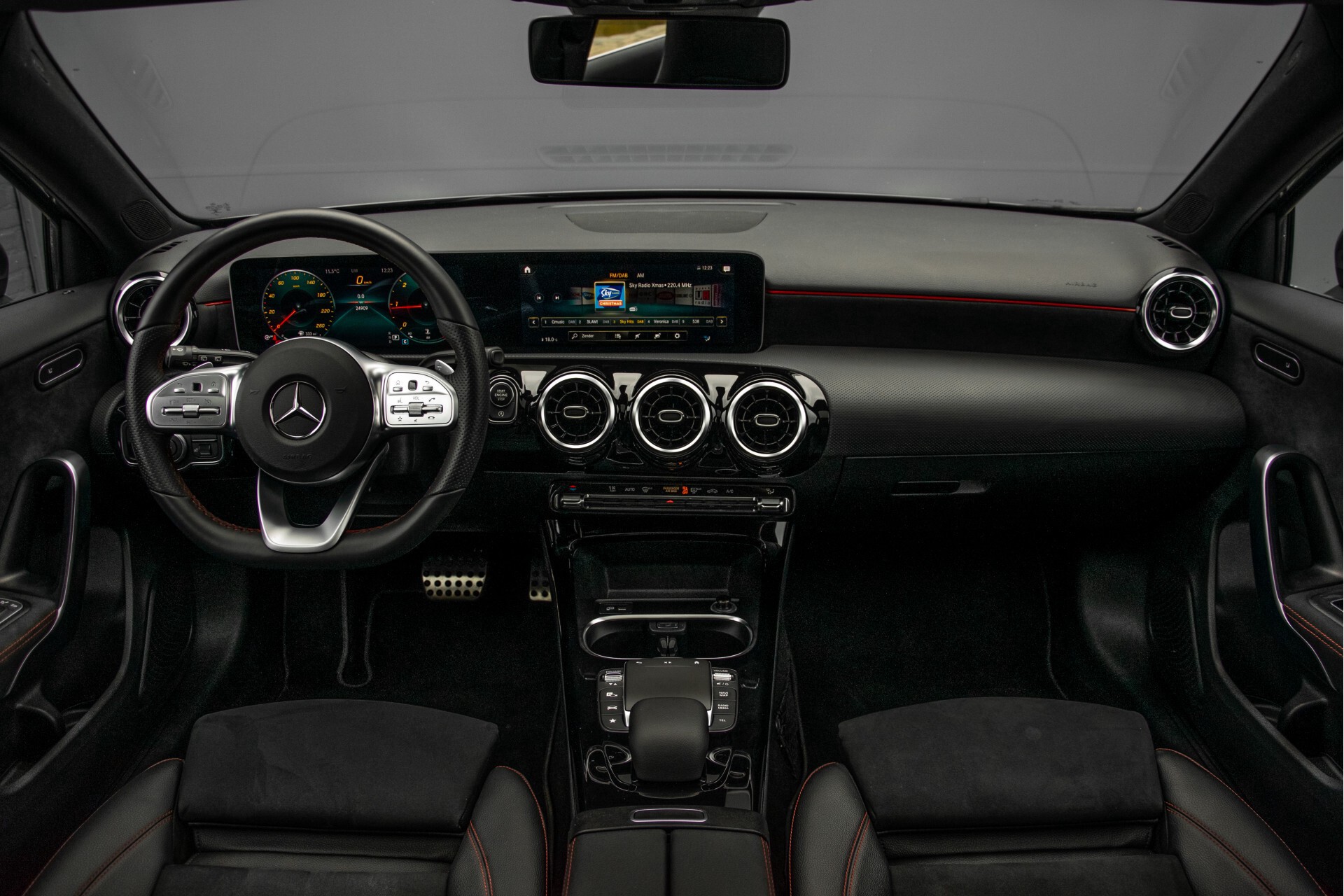 Mercedes-Benz A-Klasse 180 d AMG Panorama/MBUX/DAB/LED Aut7 Foto 7