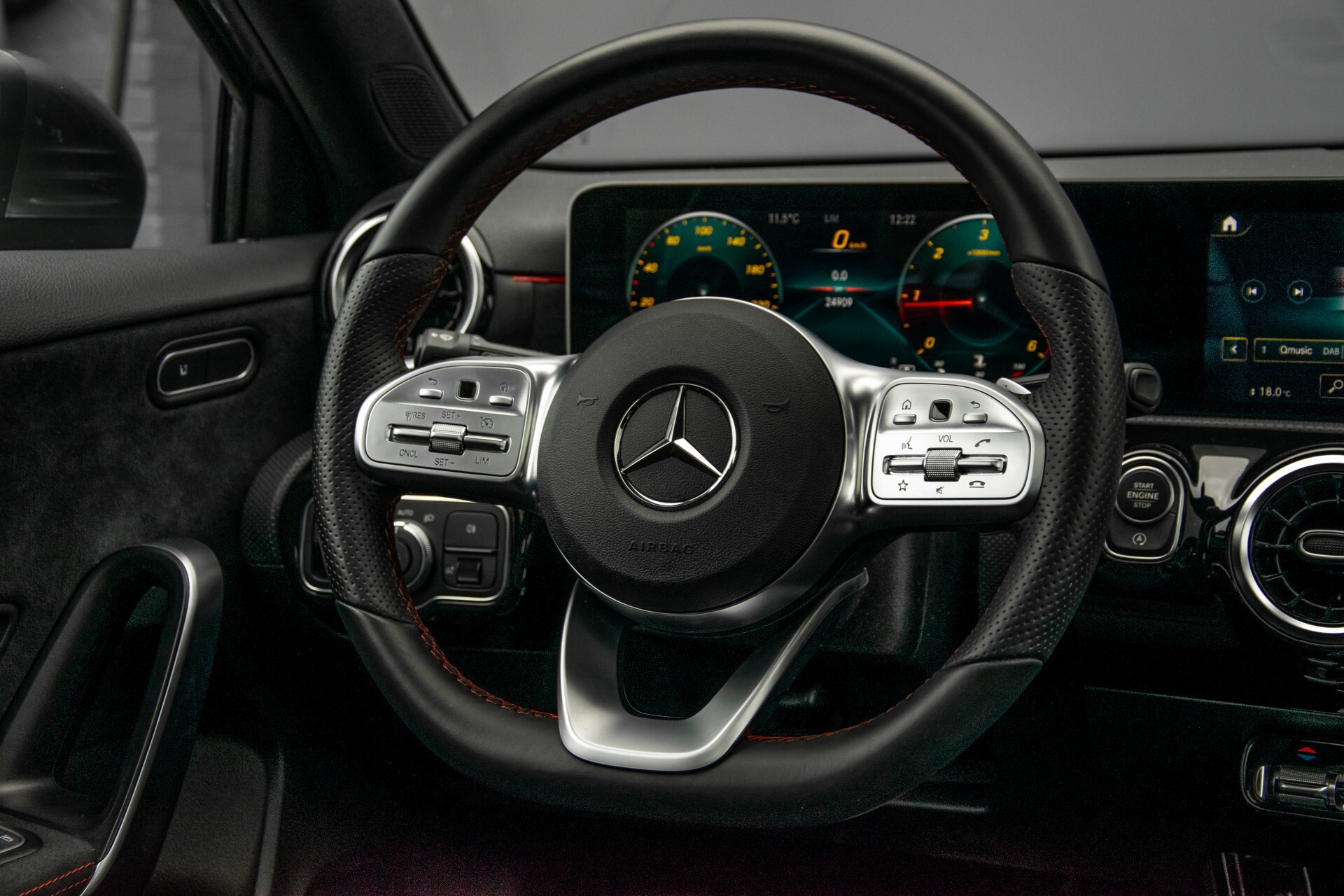 Mercedes-Benz A-Klasse 180 d AMG Panorama/MBUX/DAB/LED Aut7 Foto 8