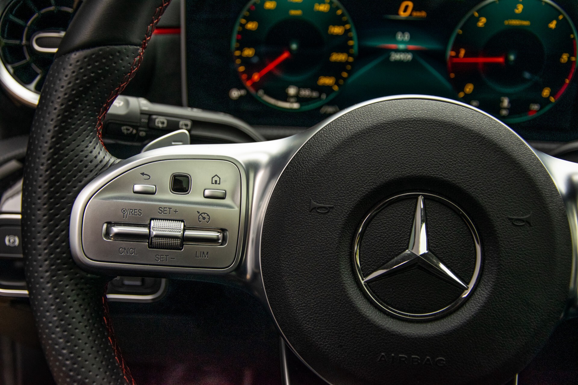 Mercedes-Benz A-Klasse 180 d AMG Panorama/MBUX/DAB/LED Aut7 Foto 9