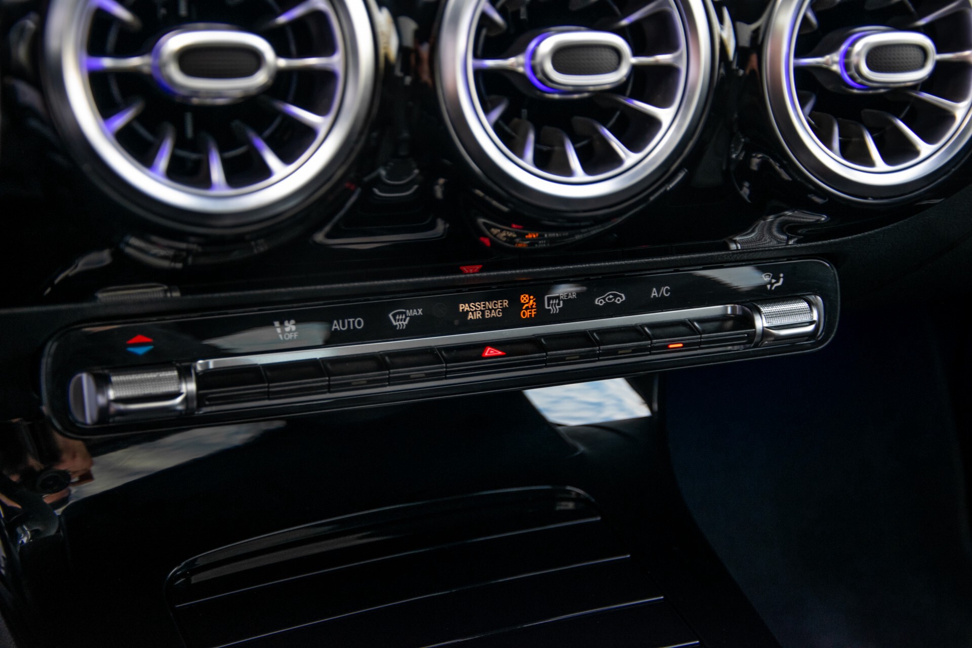 Mercedes-Benz A-Klasse 250 4-M AMG Panorama/Keyless-Entry/MBUX/HUD/Burmester/360/Multibeam LED Aut7 Foto 20