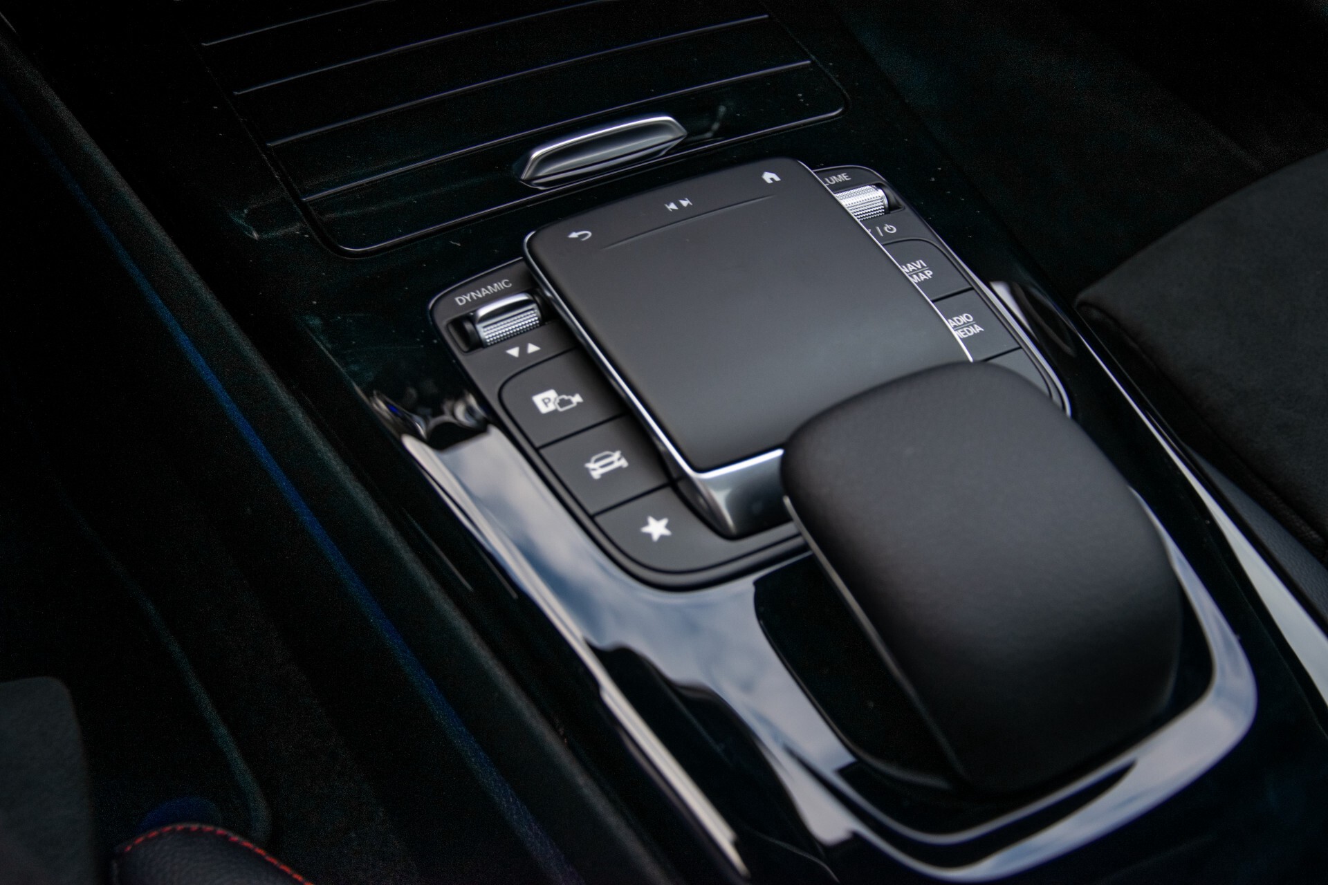 Mercedes-Benz A-Klasse 250 4-M AMG Panorama/Keyless-Entry/MBUX/HUD/Burmester/360/Multibeam LED Aut7 Foto 22