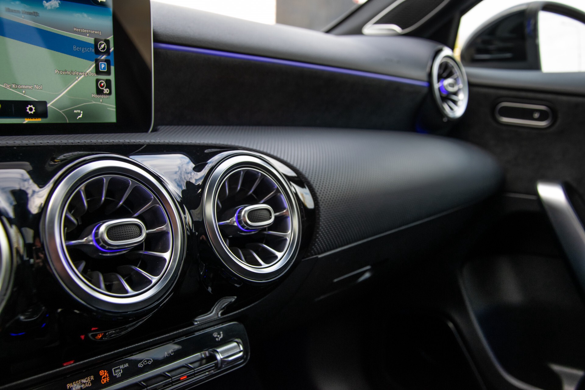 Mercedes-Benz A-Klasse 250 4-M AMG Panorama/Keyless-Entry/MBUX/HUD/Burmester/360/Multibeam LED Aut7 Foto 24