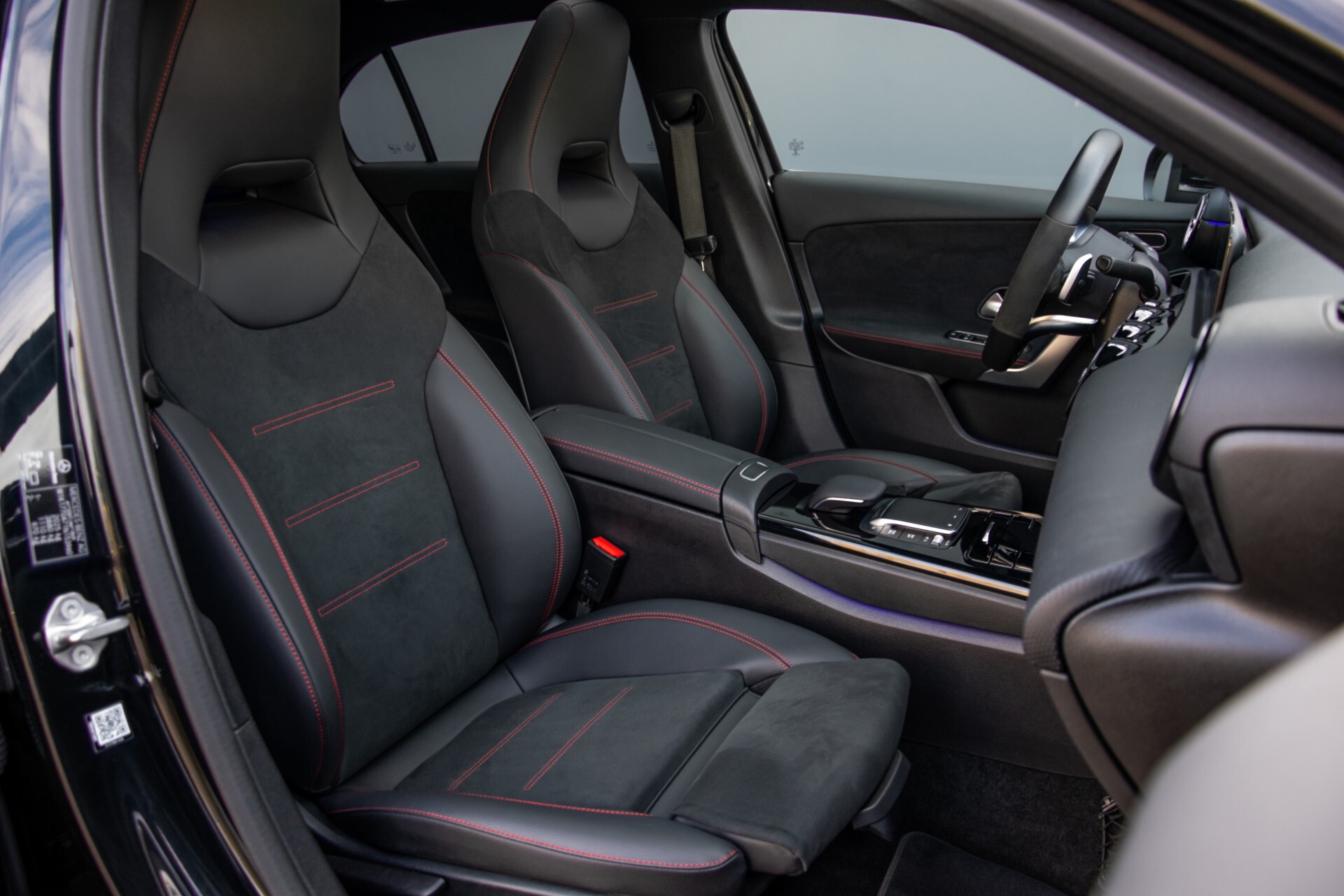 Mercedes-Benz A-Klasse 250 4-M AMG Panorama/Keyless-Entry/MBUX/HUD/Burmester/360/Multibeam LED Aut7 Foto 3