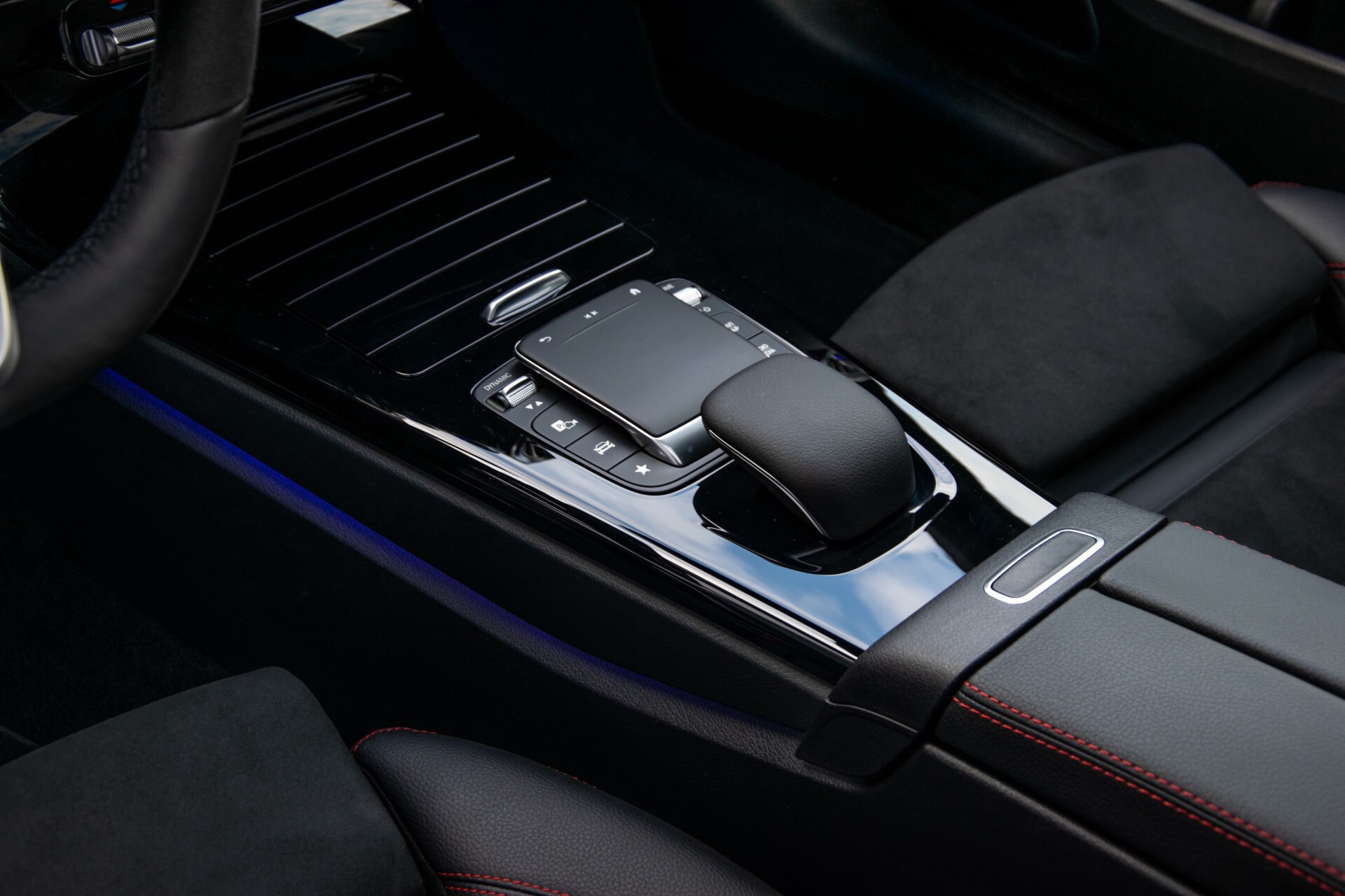 Mercedes-Benz A-Klasse 250 4-M AMG Panorama/Keyless-Entry/MBUX/HUD/Burmester/360/Multibeam LED Aut7 Foto 31