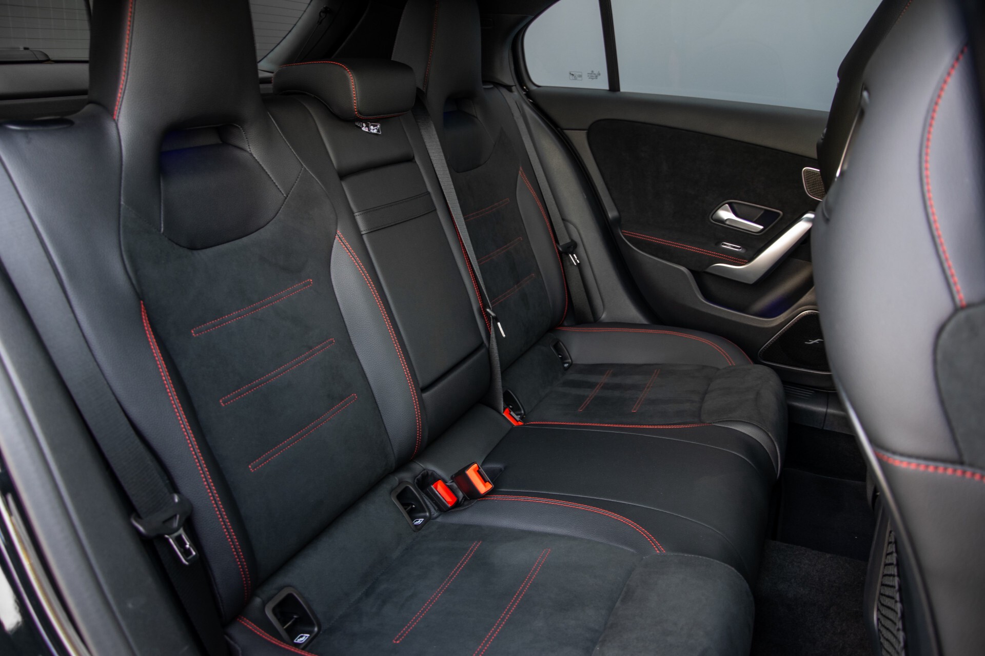 Mercedes-Benz A-Klasse 250 4-M AMG Panorama/Keyless-Entry/MBUX/HUD/Burmester/360/Multibeam LED Aut7 Foto 4