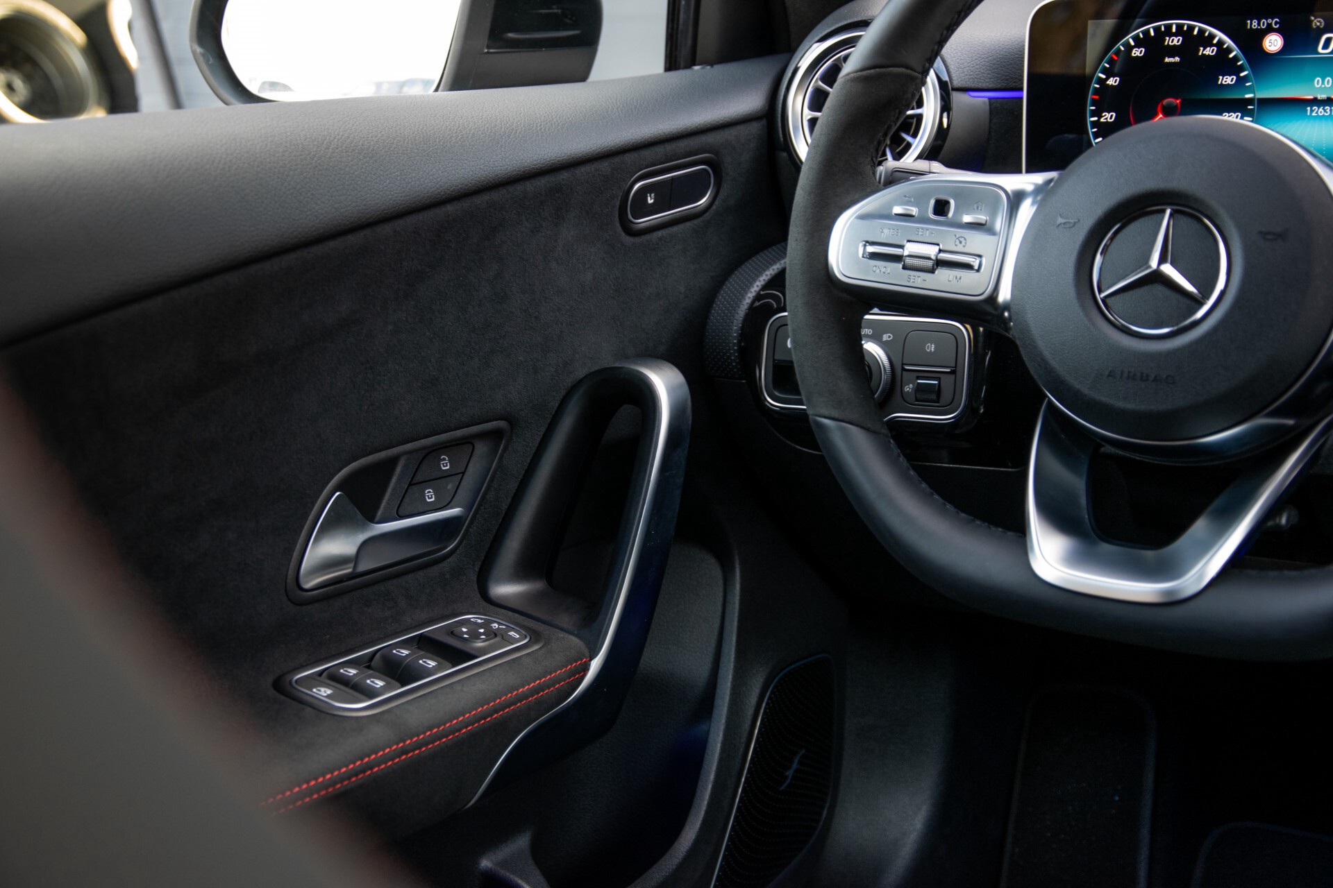 Mercedes-Benz A-Klasse 250 4-M AMG Panorama/Keyless-Entry/MBUX/HUD/Burmester/360/Multibeam LED Aut7 Foto 47