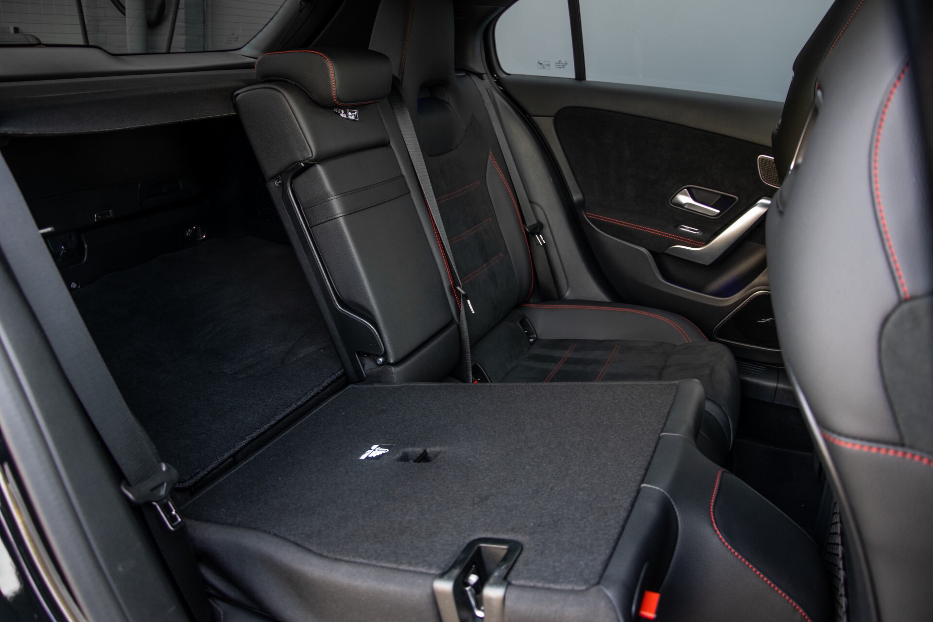 Mercedes-Benz A-Klasse 250 4-M AMG Panorama/Keyless-Entry/MBUX/HUD/Burmester/360/Multibeam LED Aut7 Foto 6