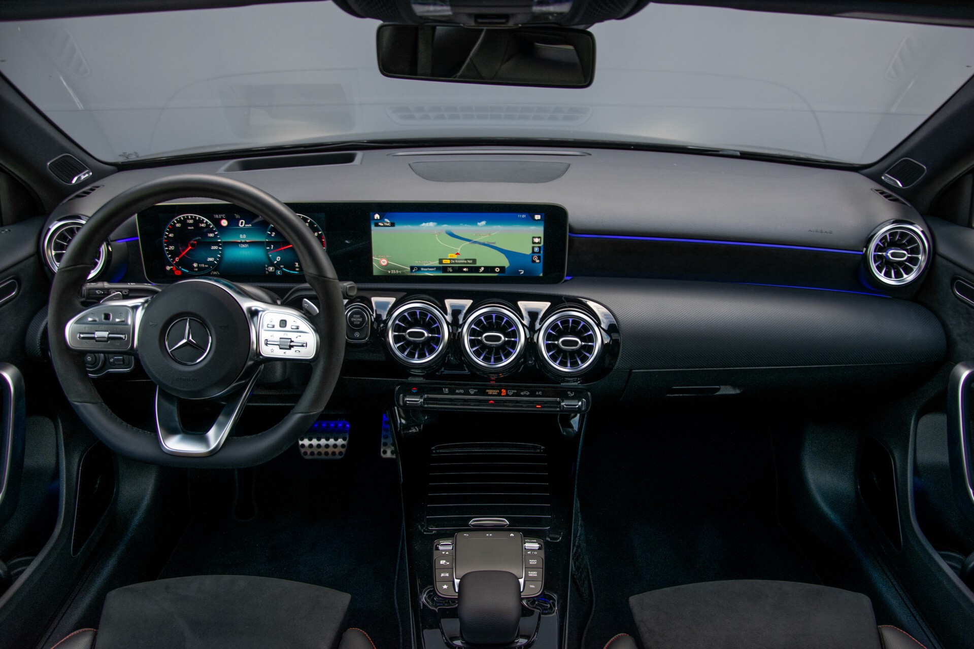 Mercedes-Benz A-Klasse 250 4-M AMG Panorama/Keyless-Entry/MBUX/HUD/Burmester/360/Multibeam LED Aut7 Foto 8
