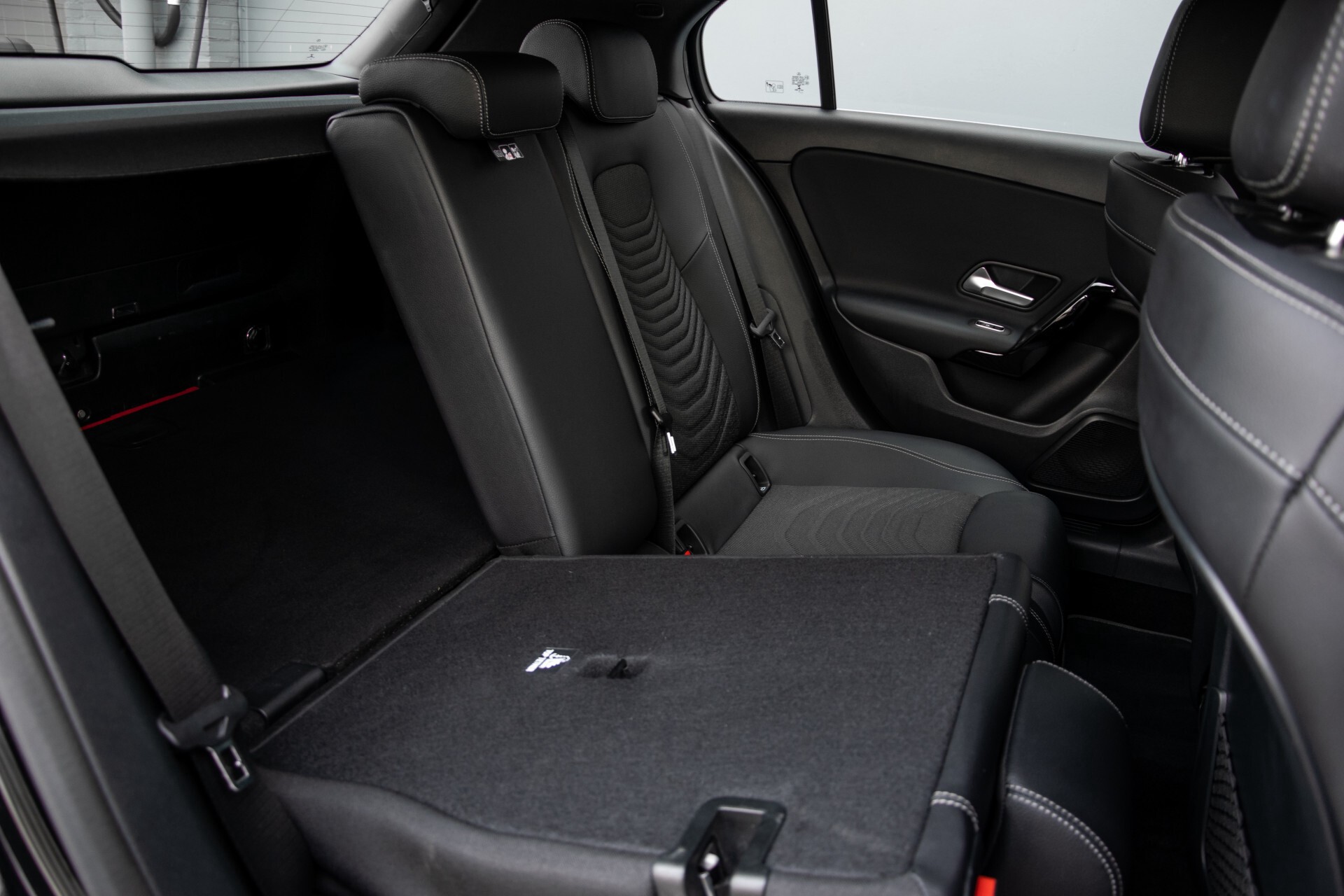 Mercedes-Benz A-Klasse 180 d Style MBUX/Camera/Stoelverwarming/LED Aut7 Foto 5