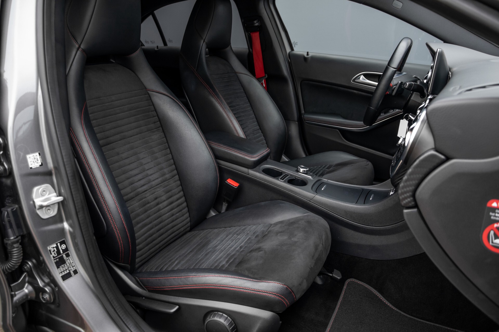 Mercedes-Benz A-Klasse 180 AMG Dynamic Handling/Camera/Xenon/Navi/Privacy Aut7 Foto 3