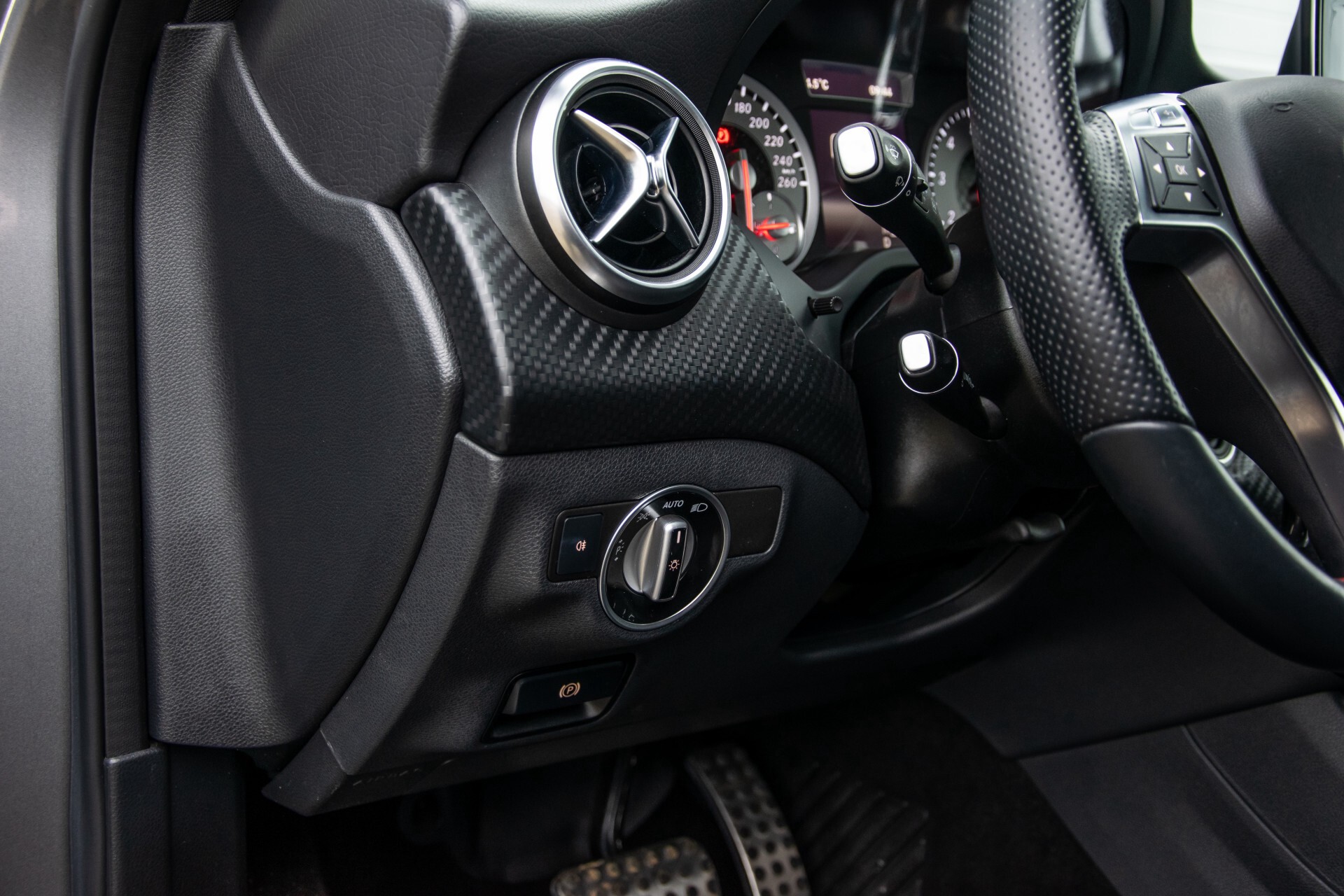 Mercedes-Benz A-Klasse 180 AMG Dynamic Handling/Camera/Xenon/Navi/Privacy Aut7 Foto 32