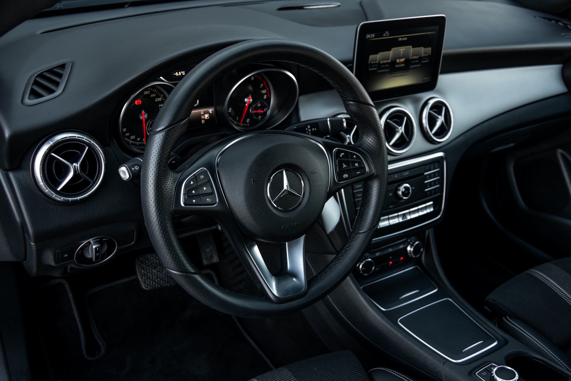 Mercedes-Benz CLA-Klasse 180 Urban Mediadisplay/Stoelverwarming/LED Aut7 Foto 16