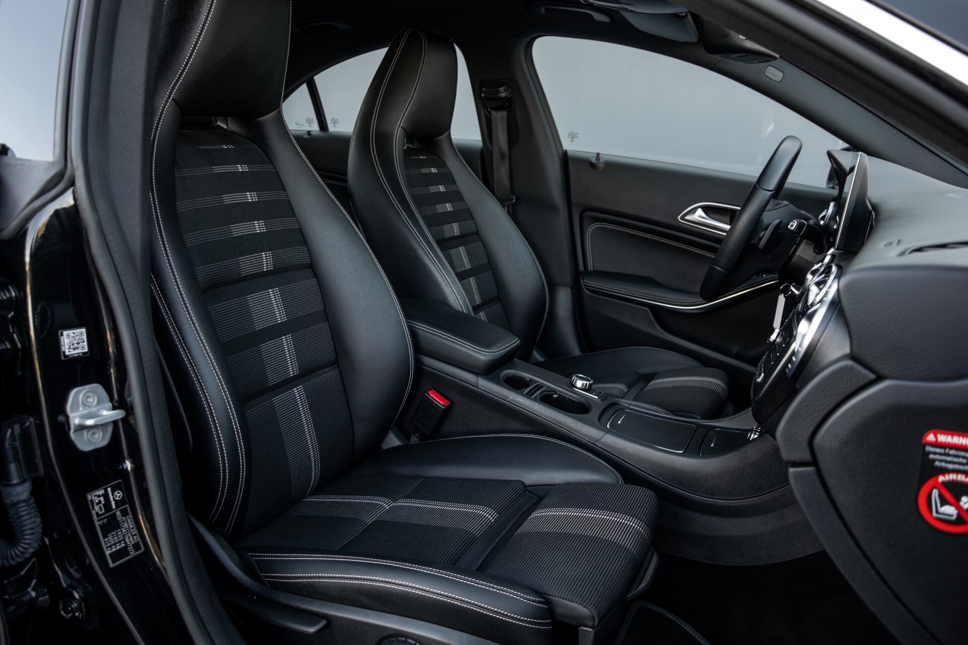 Mercedes-Benz CLA-Klasse 180 Urban Mediadisplay/Stoelverwarming/LED Aut7 Foto 3