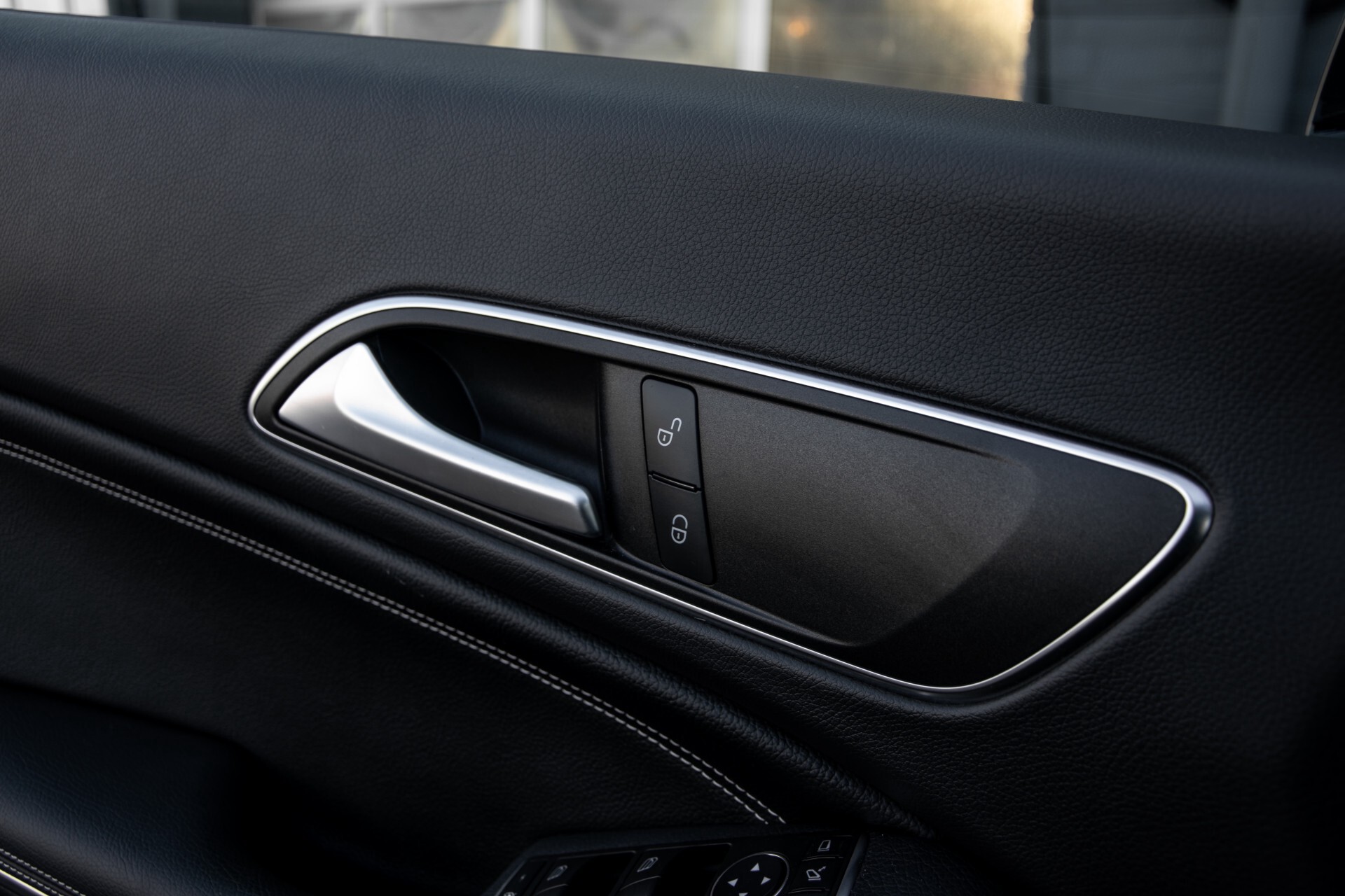 Mercedes-Benz CLA-Klasse 180 Urban Mediadisplay/Stoelverwarming/LED Aut7 Foto 36