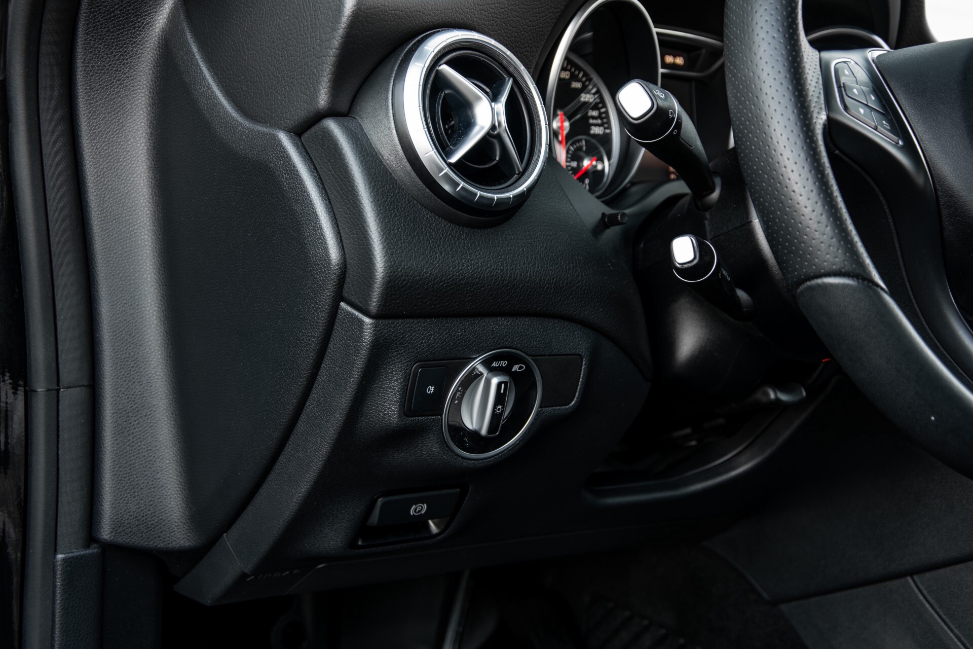 Mercedes-Benz CLA-Klasse 180 Urban Mediadisplay/Stoelverwarming/LED Aut7 Foto 37