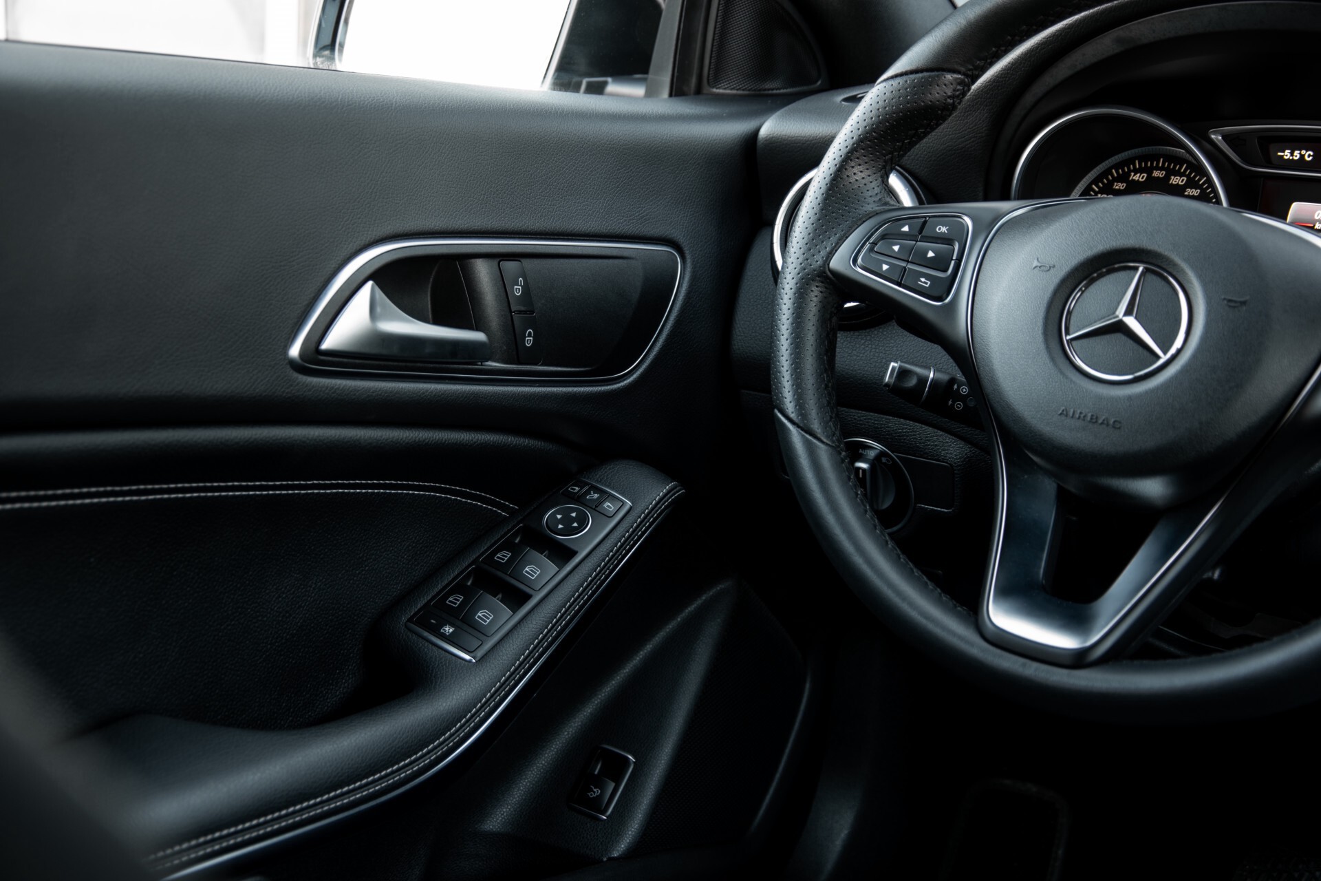 Mercedes-Benz CLA-Klasse 180 Urban Mediadisplay/Stoelverwarming/LED Aut7 Foto 38