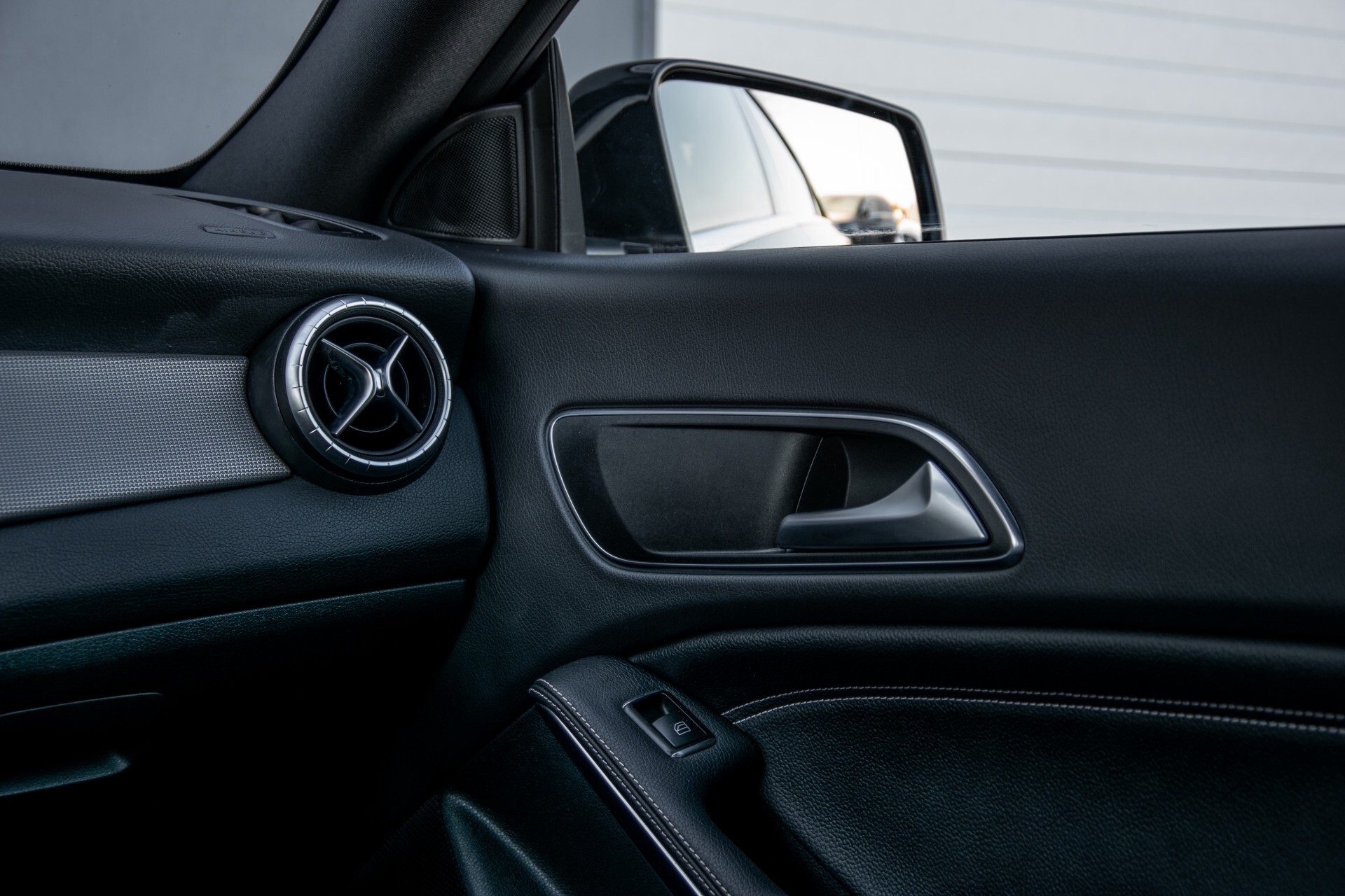 Mercedes-Benz CLA-Klasse 180 Urban Mediadisplay/Stoelverwarming/LED Aut7 Foto 39