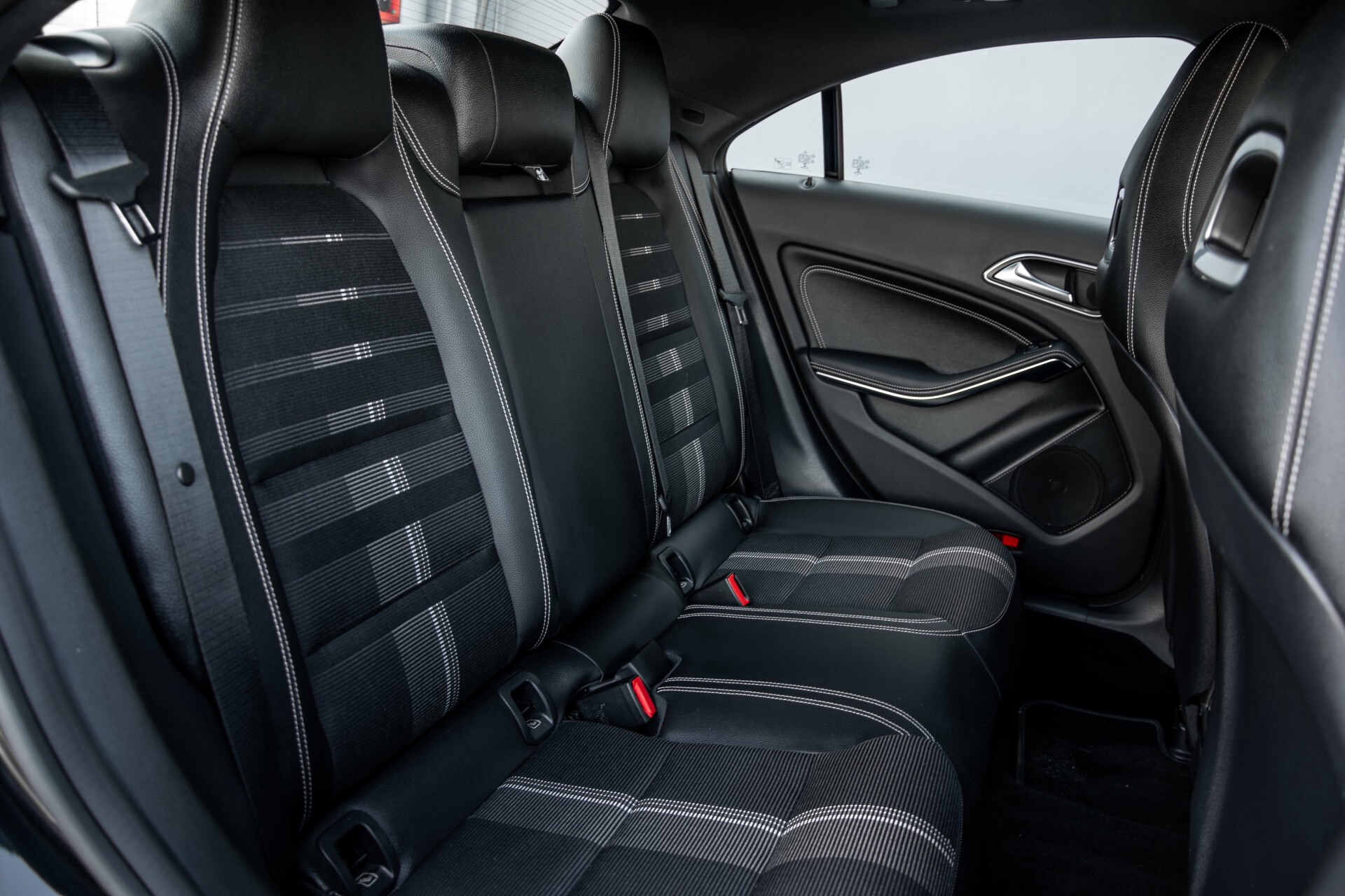 Mercedes-Benz CLA-Klasse 180 Urban Mediadisplay/Stoelverwarming/LED Aut7 Foto 4