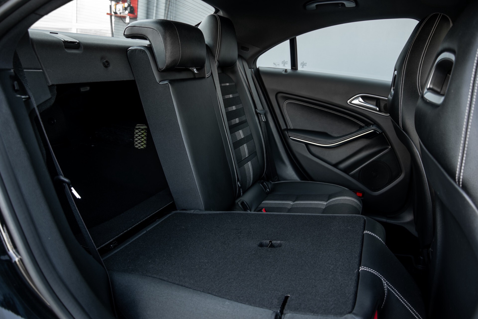 Mercedes-Benz CLA-Klasse 180 Urban Mediadisplay/Stoelverwarming/LED Aut7 Foto 5