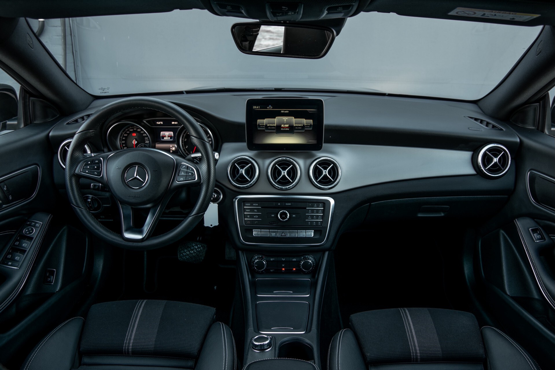 Mercedes-Benz CLA-Klasse 180 Urban Mediadisplay/Stoelverwarming/LED Aut7 Foto 8