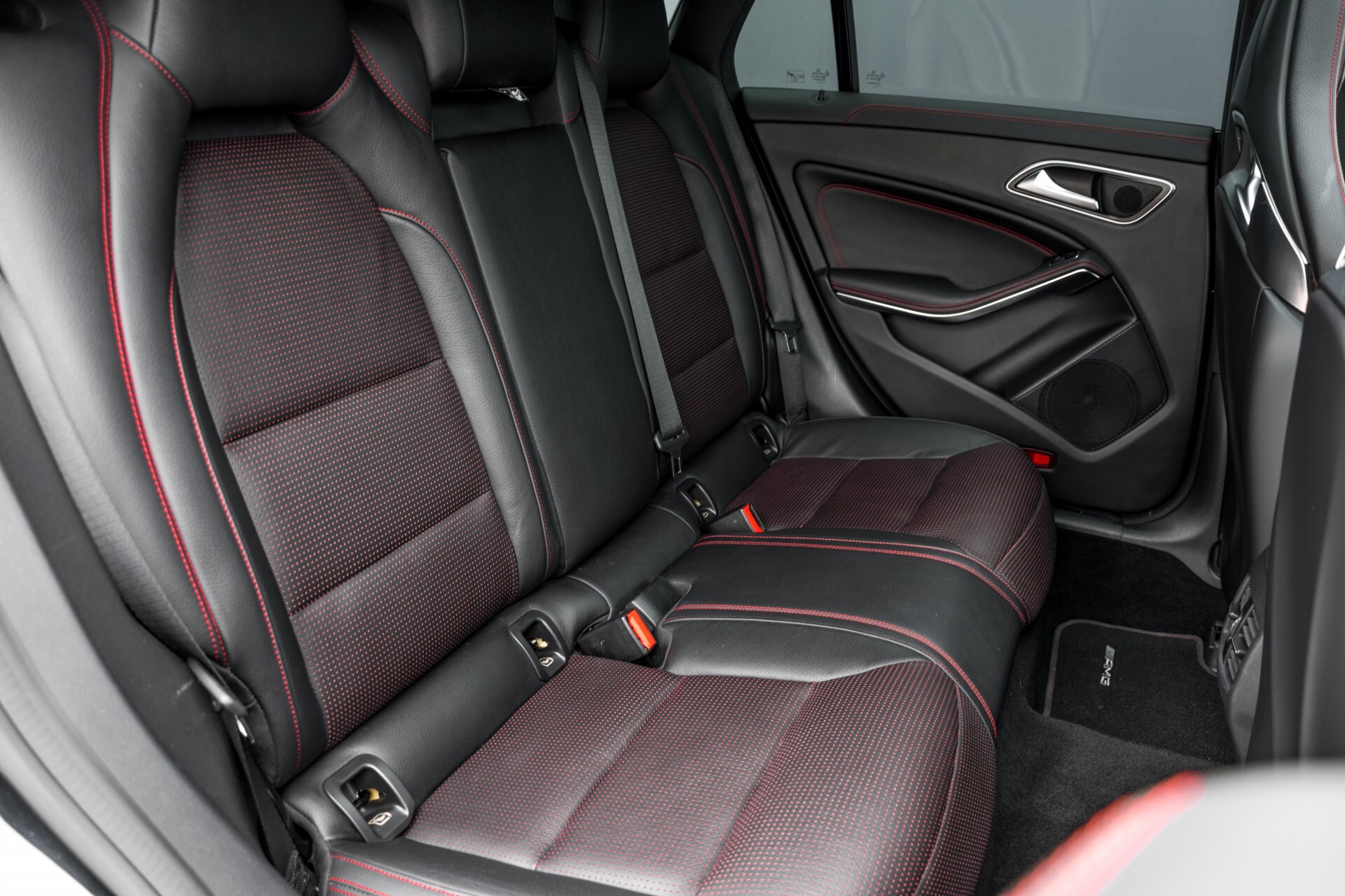 Mercedes-Benz CLA-Klasse Shooting Brake 45 AMG 4-M Performance Stoelen/Uitlaat/19" velgen/Exclusive/Panorama Aut7 Foto 4