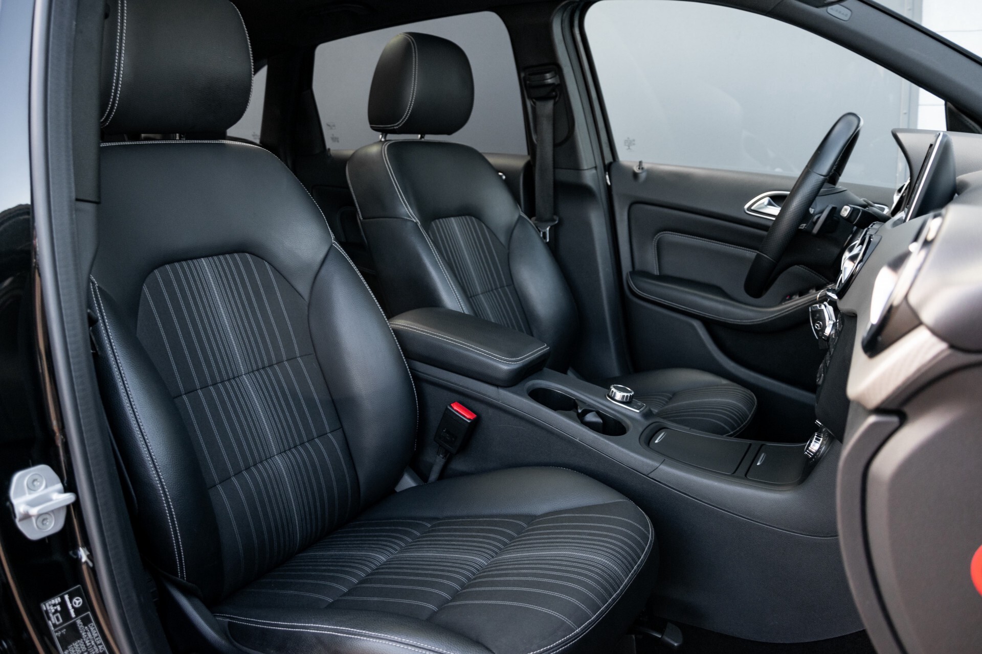 Mercedes-Benz B-Klasse 250 Sport Panorama/Comand/Bi-xenon/Night/Verw-stln Aut7 Foto 3