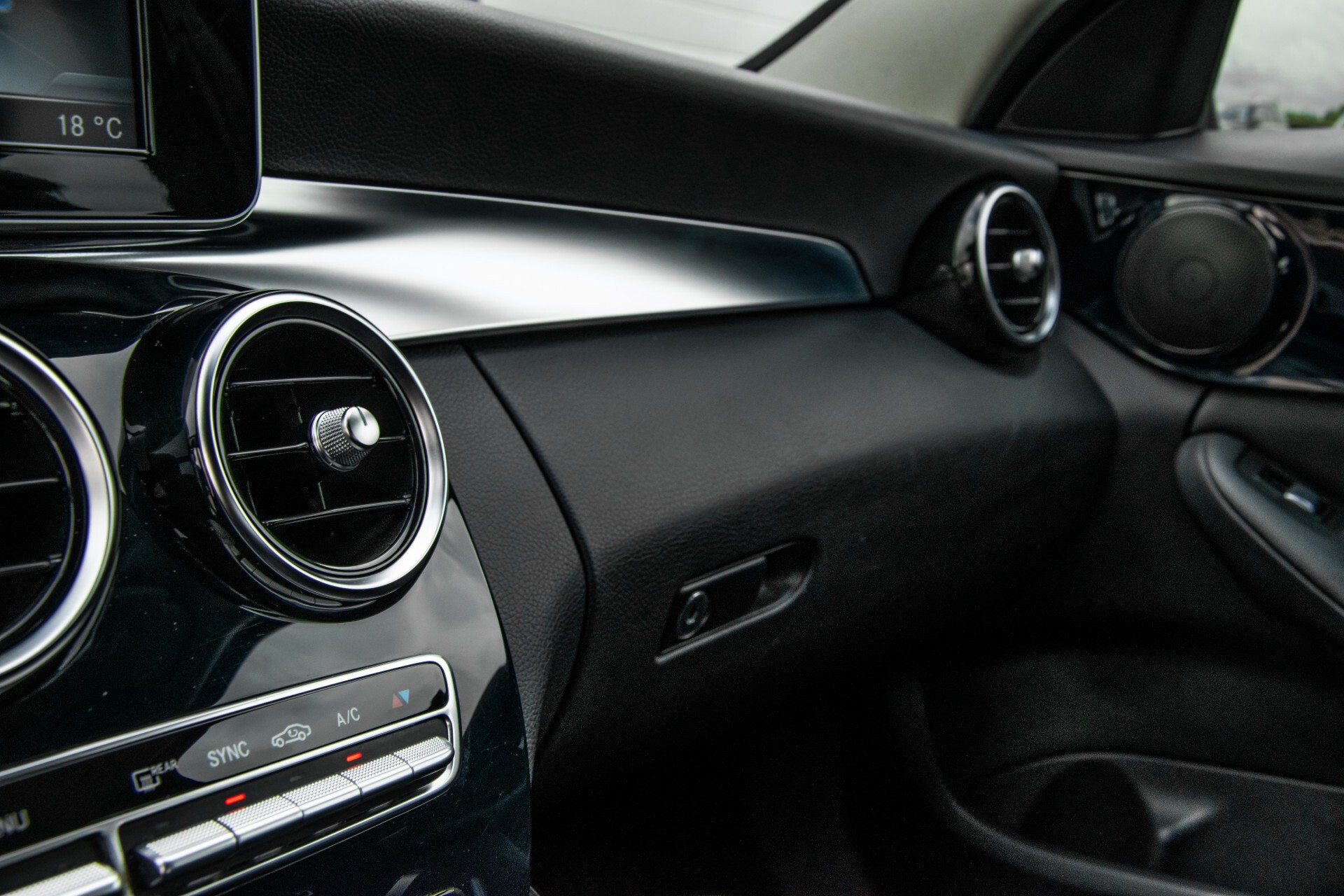 Mercedes-Benz C-Klasse 180 Bluetec Lease Edition Intelligent Light System/Cruise Control/Navi Foto 17