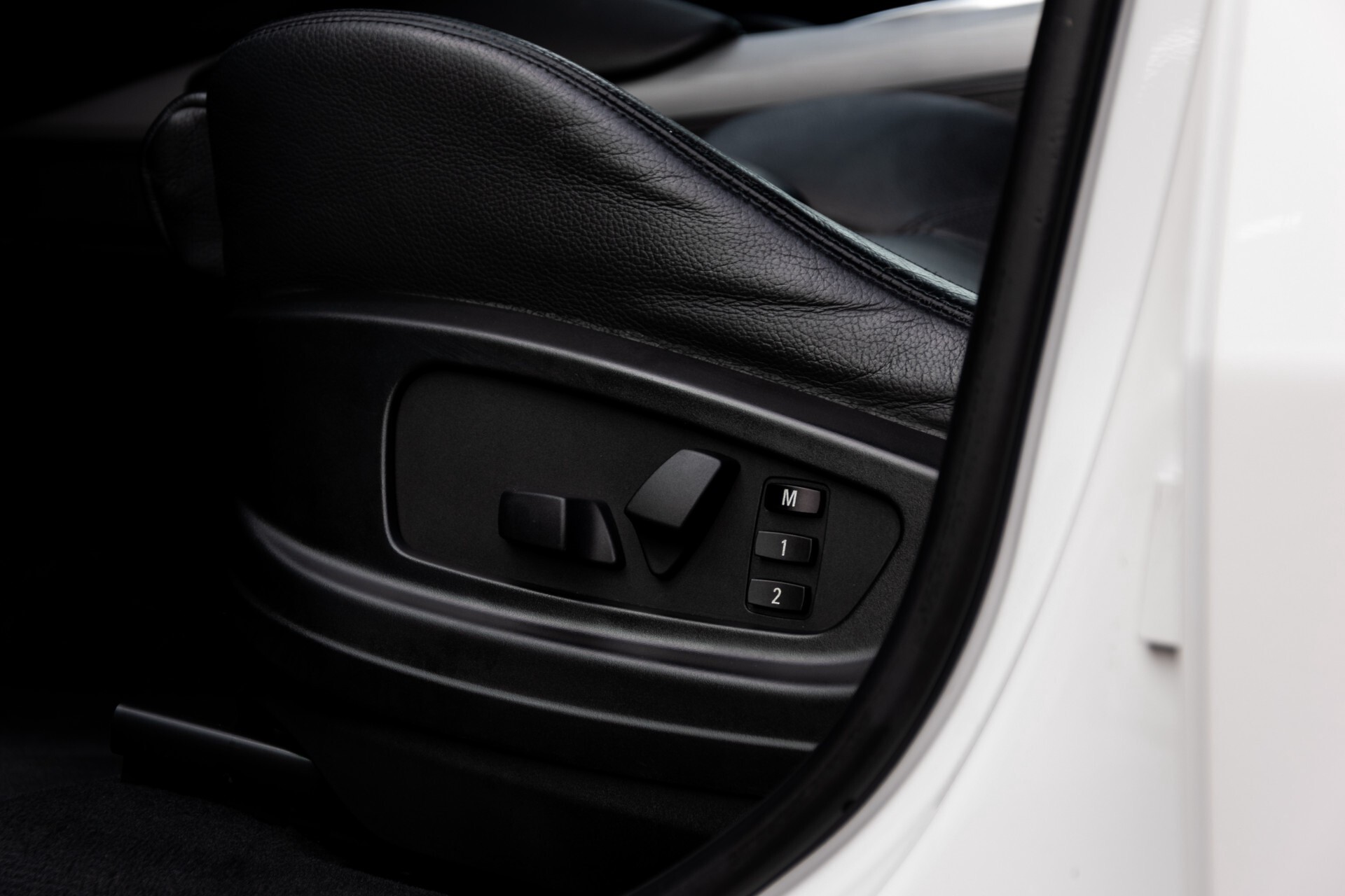 BMW X6 4.4i M Adaptive Drive/Driverspack/HUD/Dak/Mem/20" Aut8 Foto 24