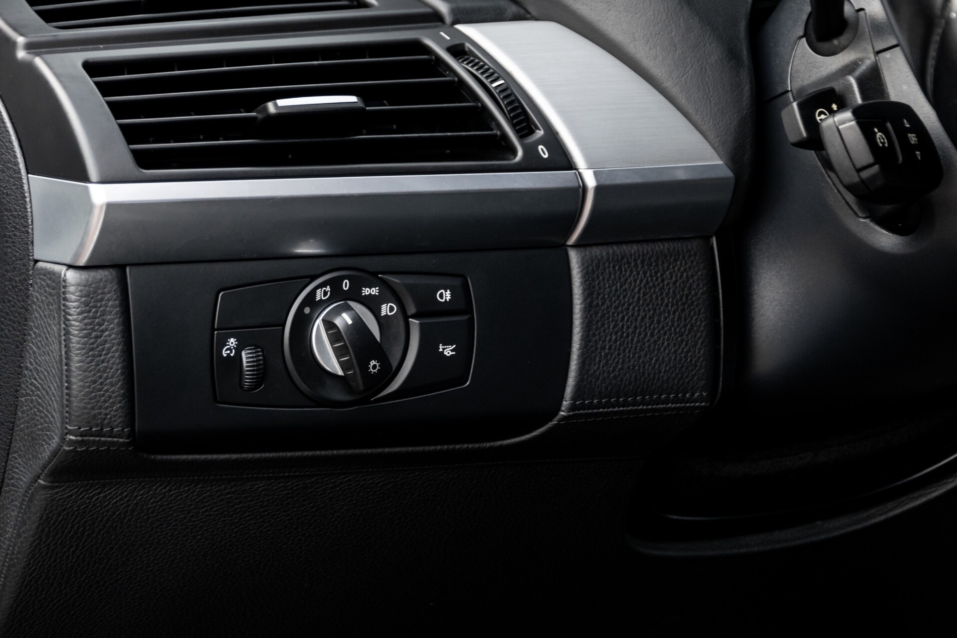 BMW X6 4.4i M Adaptive Drive/Driverspack/HUD/Dak/Mem/20" Aut8 Foto 25